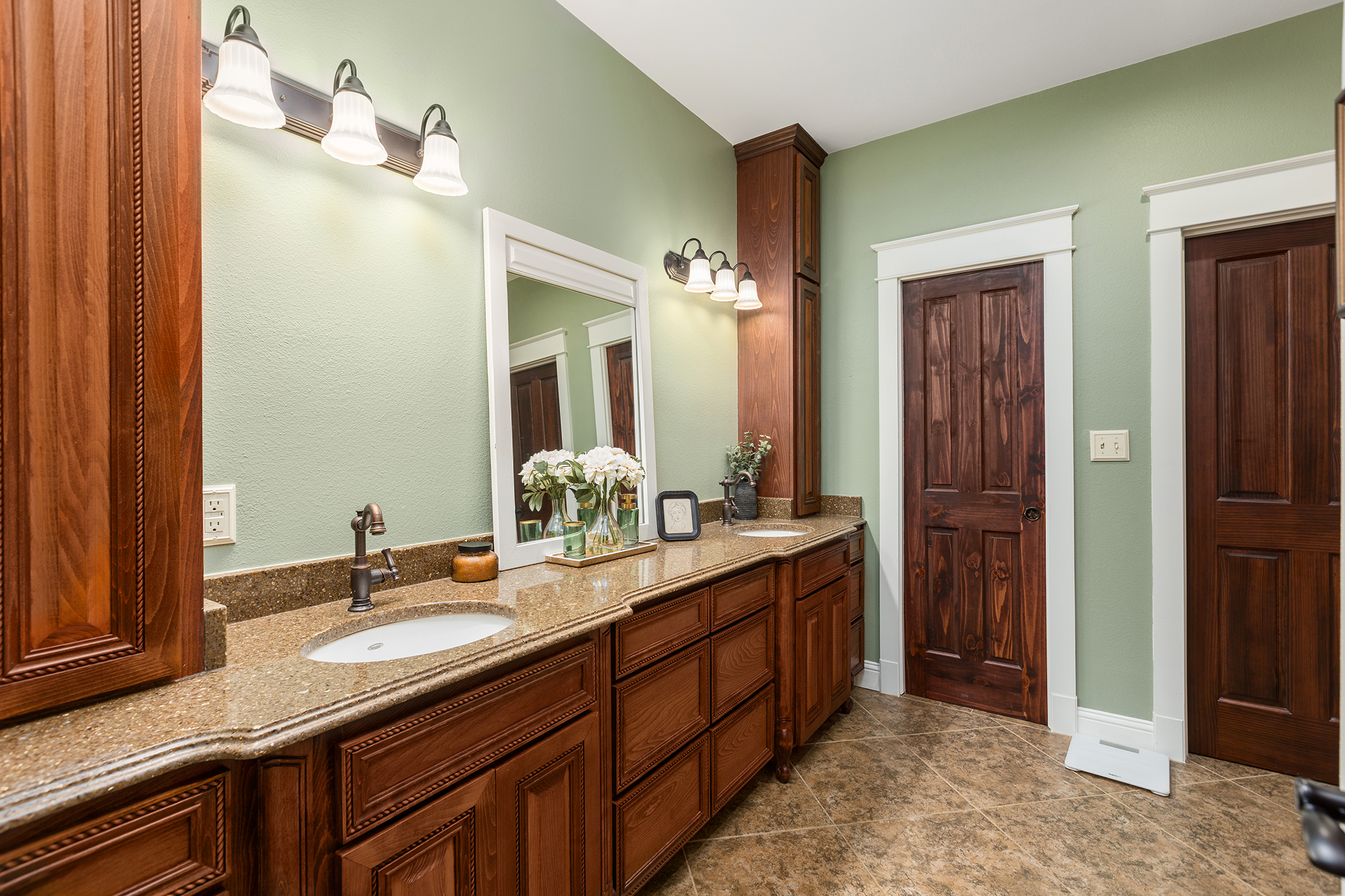 Bronson, Texas, 75930, United States, 5 Bedrooms Bedrooms, ,4 BathroomsBathrooms,Residential,For Sale,1944526