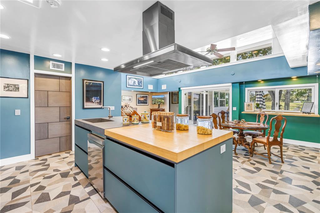 St Petersburg, Florida, 33704, United States, 4 Bedrooms Bedrooms, ,4 BathroomsBathrooms,Residential,For Sale,1991901