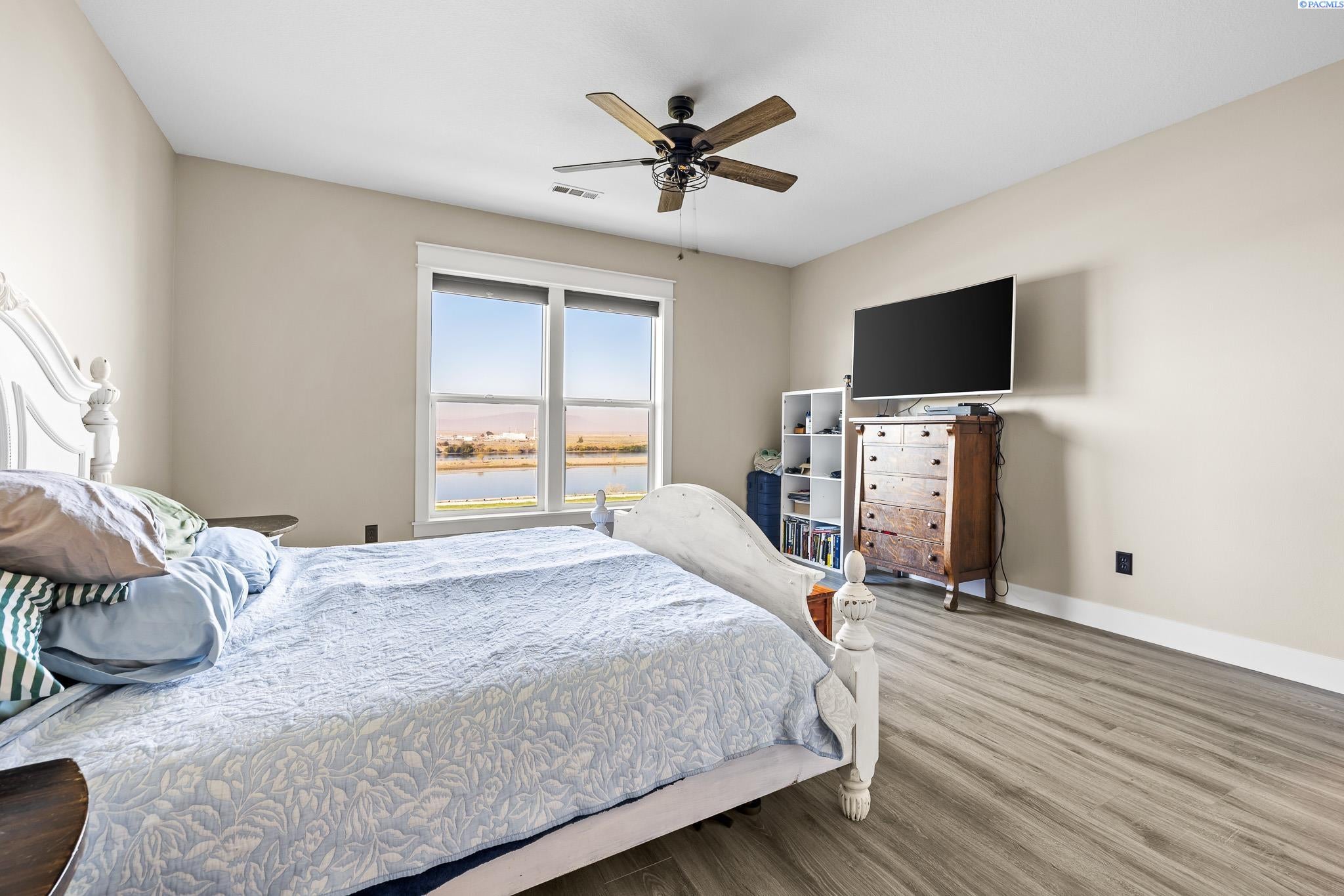 Pasco, Washington, 99301, United States, 5 Bedrooms Bedrooms, ,3 BathroomsBathrooms,Residential,For Sale,1997788