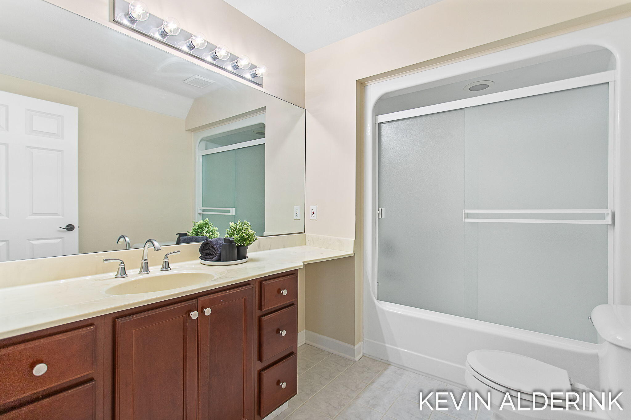 Holland, Michigan, 49423, United States, 5 Bedrooms Bedrooms, ,6 BathroomsBathrooms,Residential,For Sale,1908237