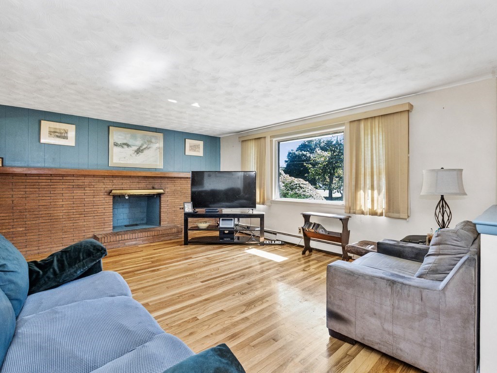 Waltham, Massachusetts, 02452, United States, 4 Bedrooms Bedrooms, ,2 BathroomsBathrooms,Residential,For Sale,1939340
