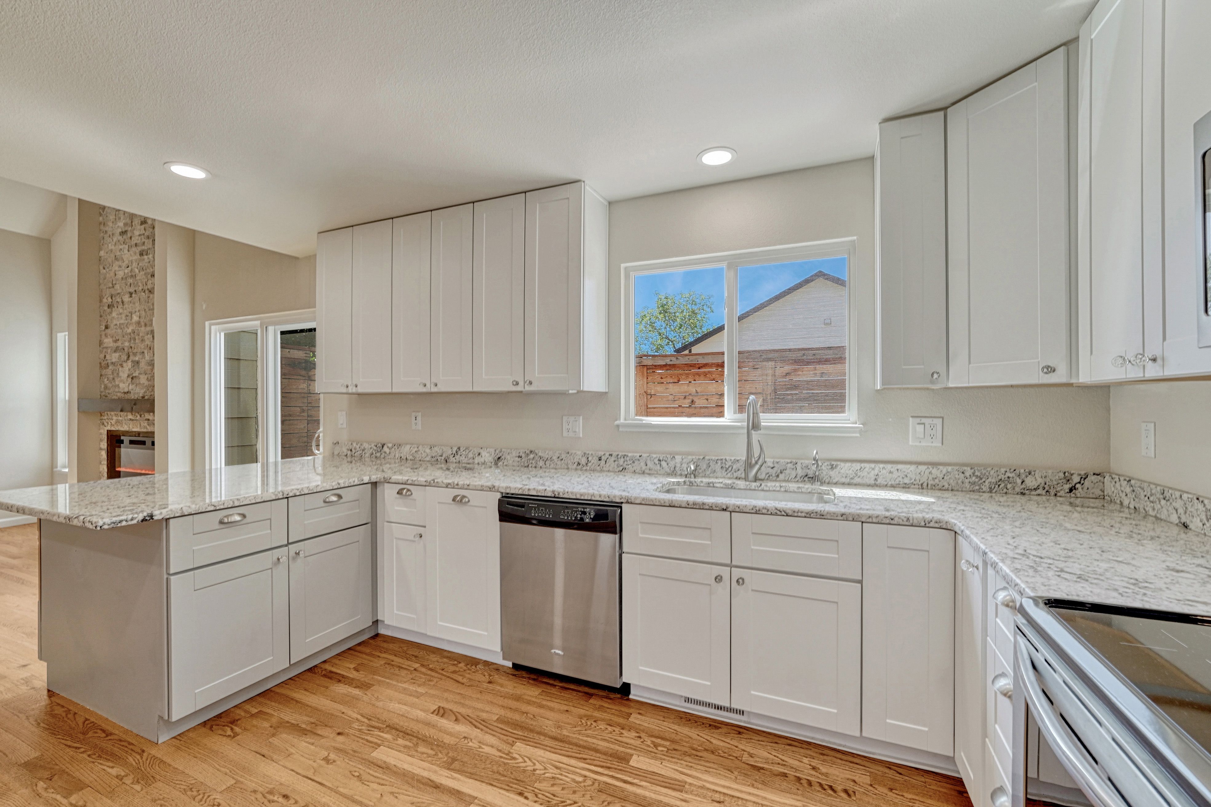  Hardwood Flooring and Mountain Views in 80919 - 物件實景