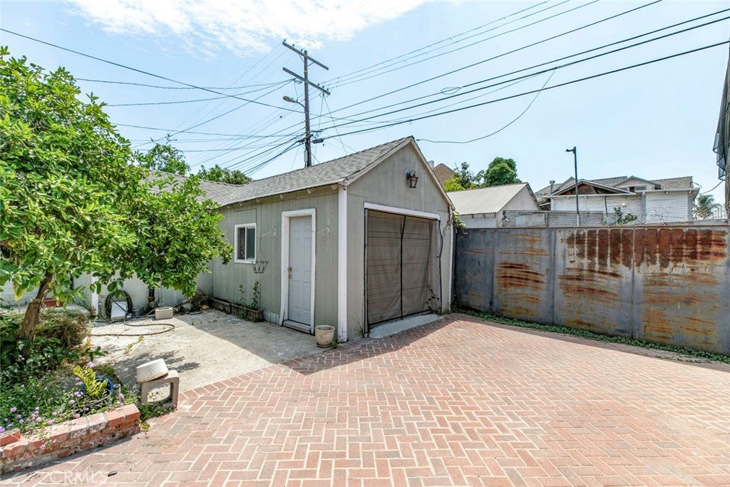 Los Angeles, California, 90006, United States, 5 Bedrooms Bedrooms, ,2 BathroomsBathrooms,Residential,For Sale,1940341