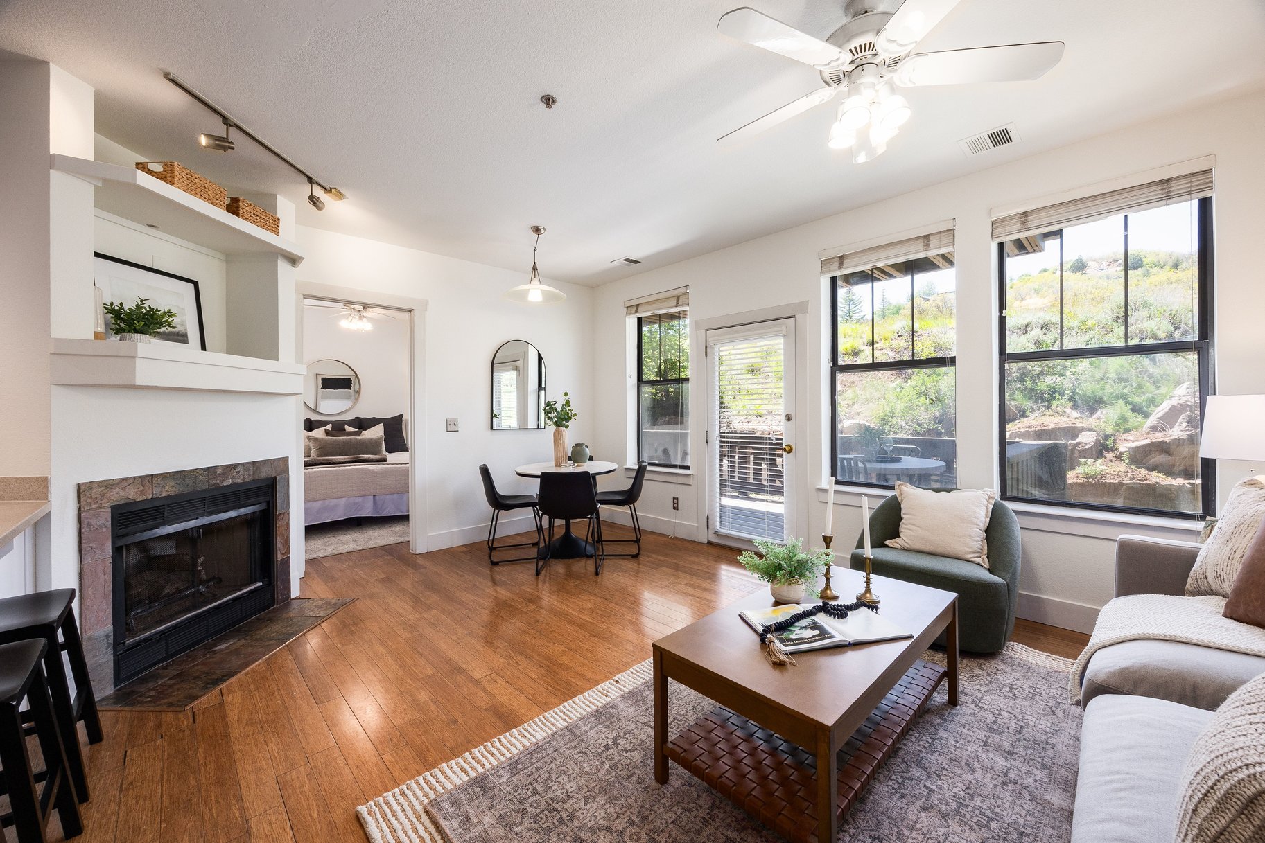  Light Filled Open Floor Plan with Seamless Access to Outdoor Space - 物件實景