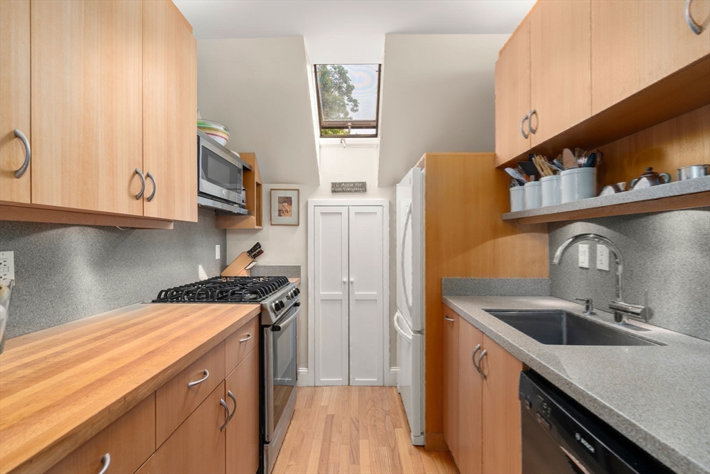 Brookline, Massachusetts, 02445, United States, 2 Bedrooms Bedrooms, ,2 BathroomsBathrooms,Residential,For Sale,1849691