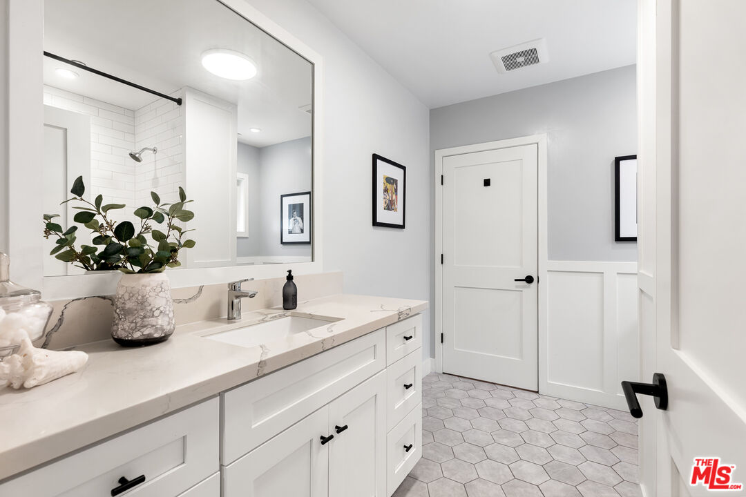 Los Angeles, California, 90046, United States, 5 Bedrooms Bedrooms, ,5 BathroomsBathrooms,Residential,For Sale,1932208