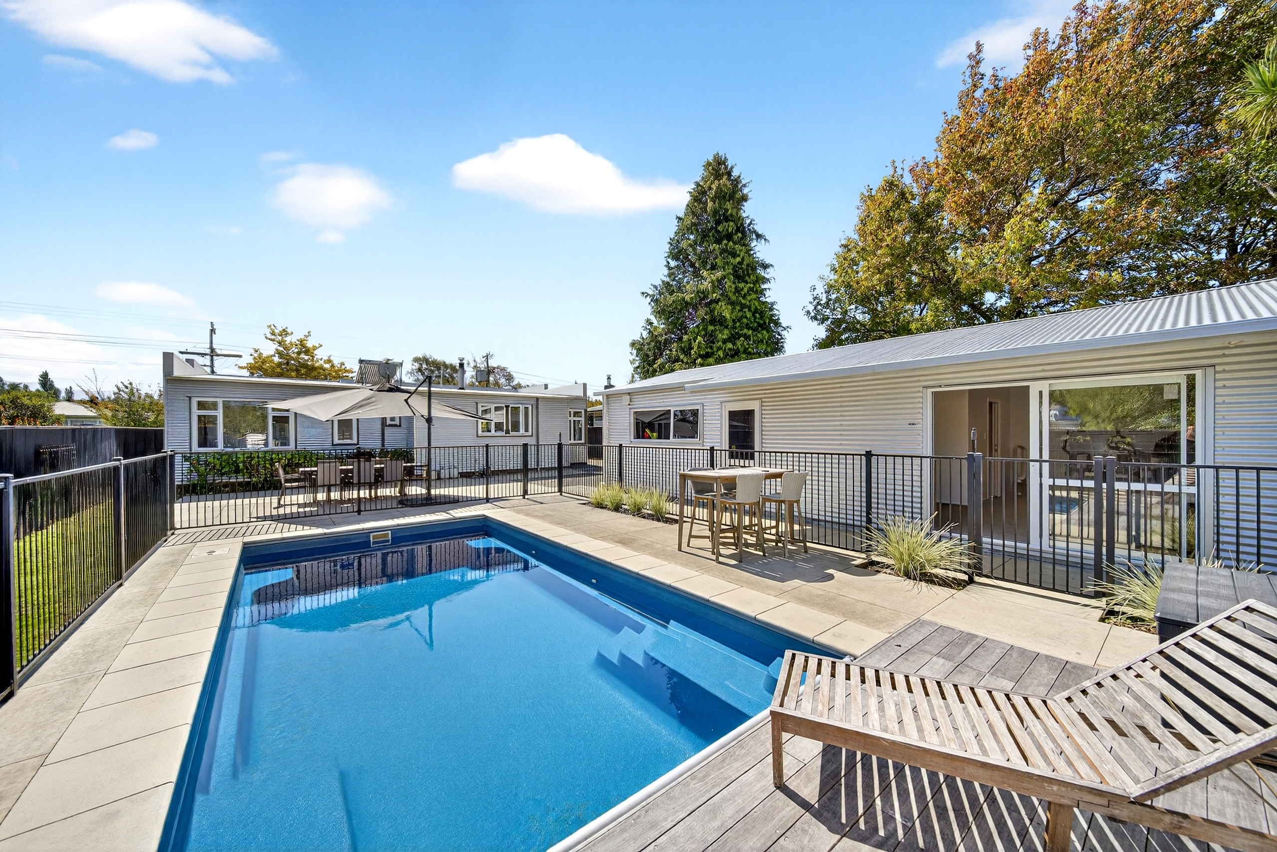  Family Living with Poolside Entertaining - 物件實景