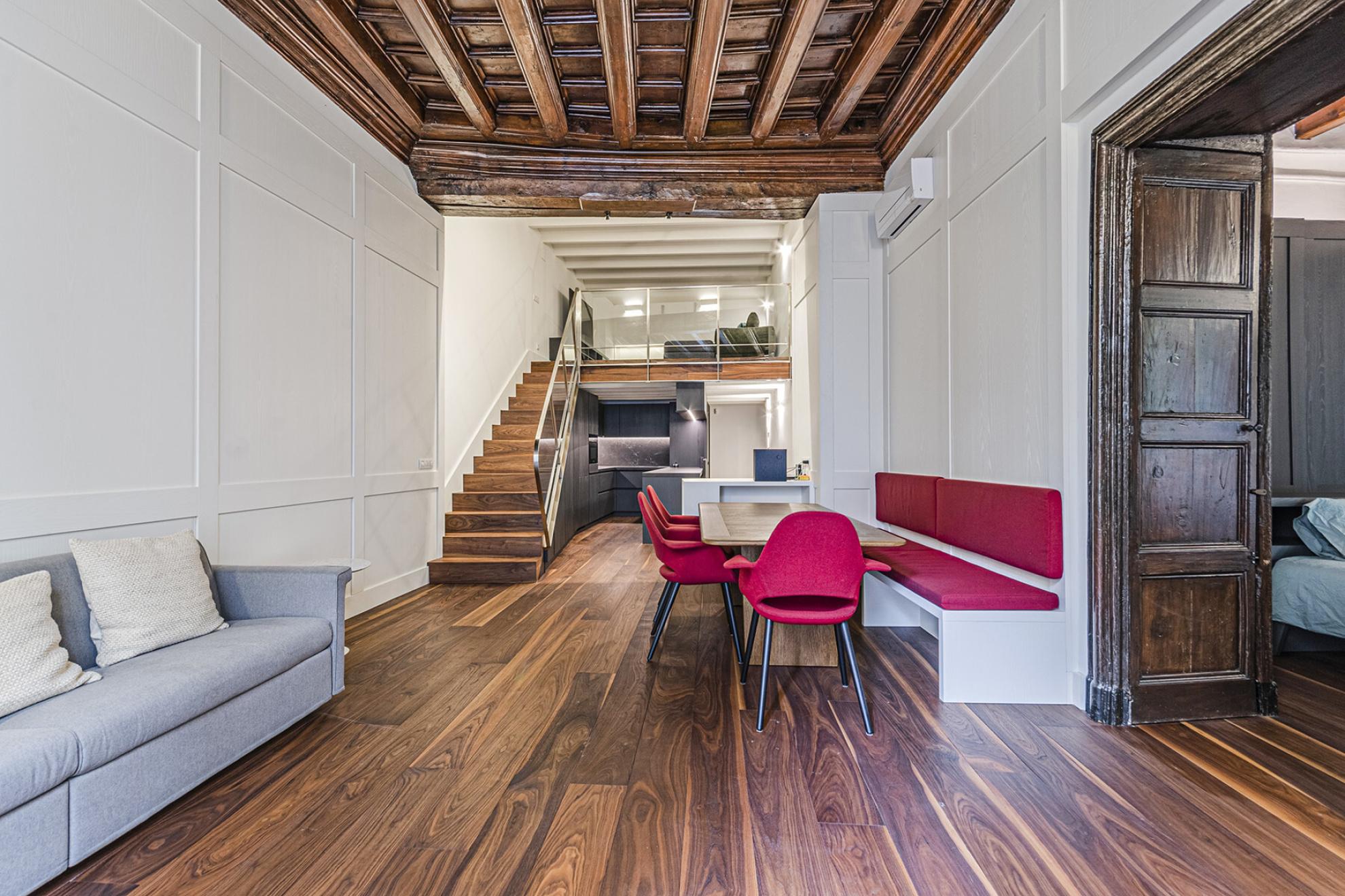  Authentic and medieval apartment with high ceilings in central El Born - 物件實景
