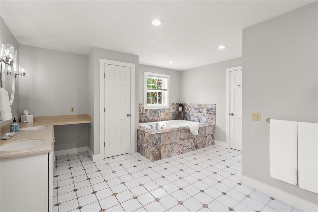 Paxton, Massachusetts, 01612, United States, 4 Bedrooms Bedrooms, ,4 BathroomsBathrooms,Residential,For Sale,1940308