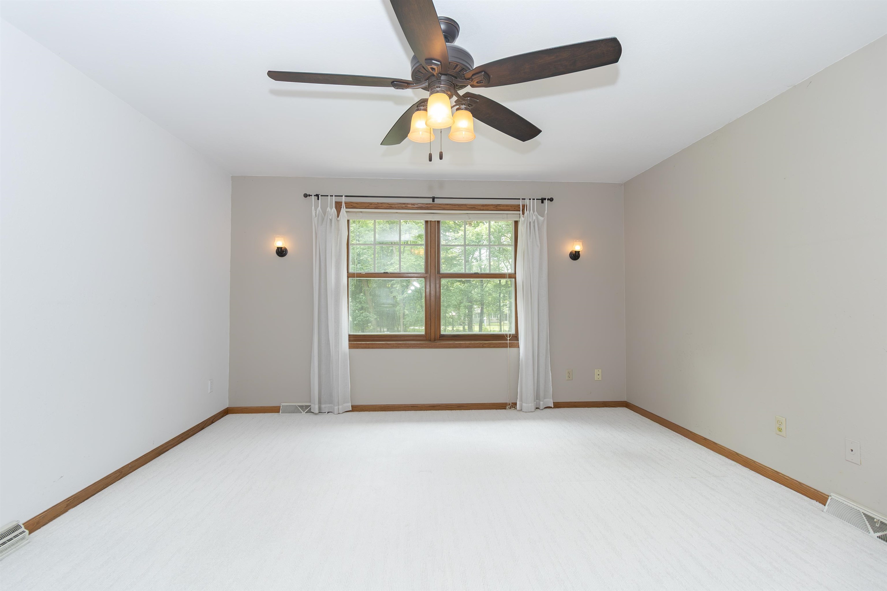 WAUPACA, Wisconsin, 54981, United States, 4 Bedrooms Bedrooms, ,3 BathroomsBathrooms,Residential,For Sale,1913222