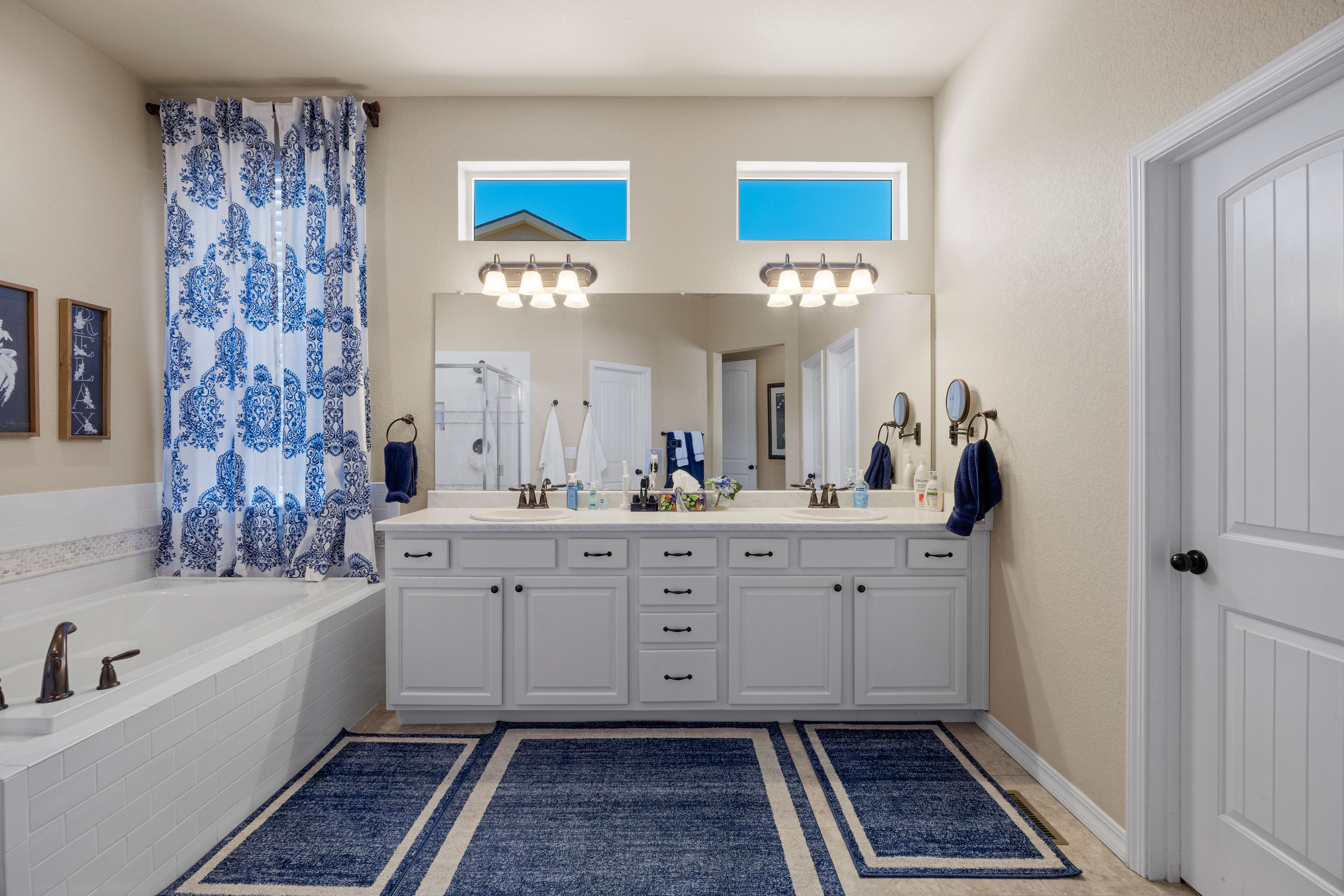  Open, Spacious, Upgraded, Walkout Rancher is Meticulous and with Views - 物件實景