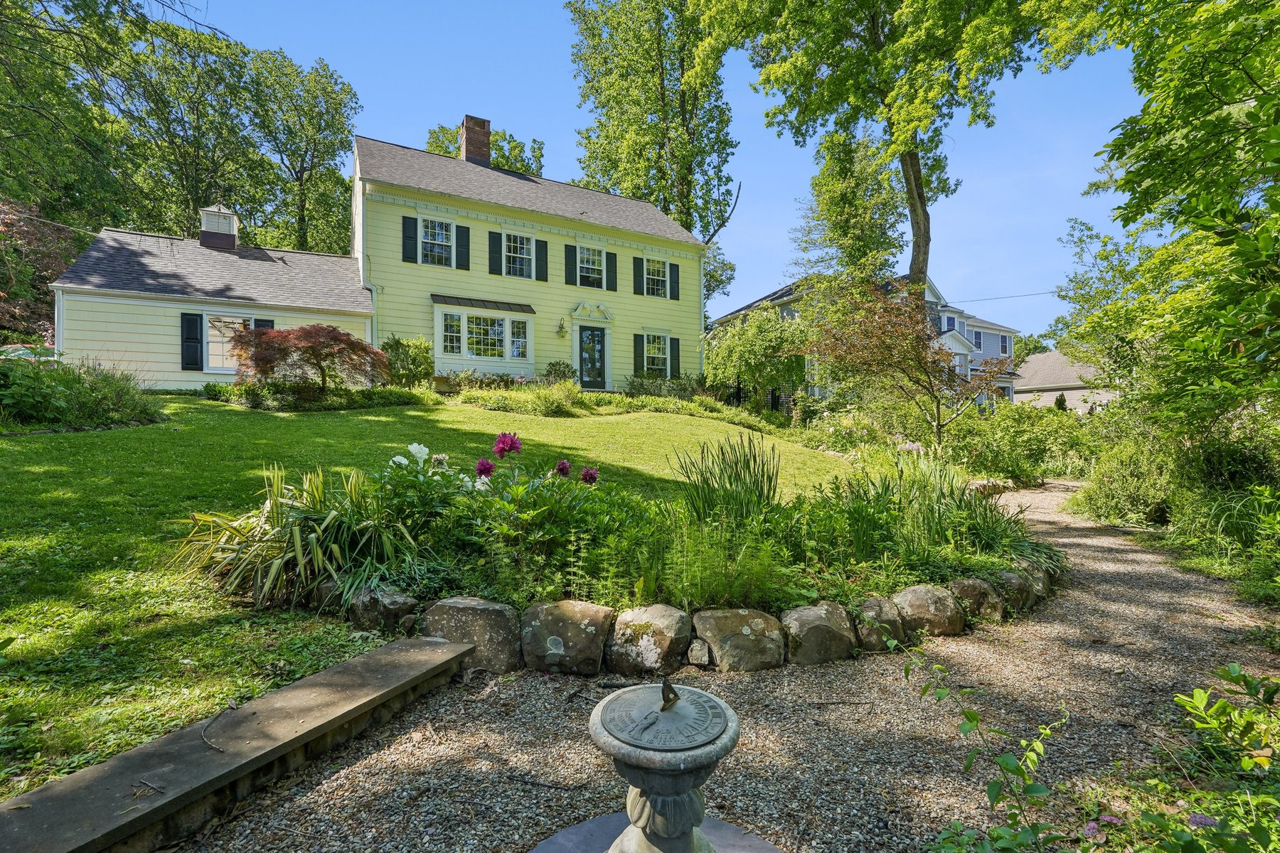  Colonial Offers Exceptional Quality and Workmanship Along With a Garden Oasis - 物件實景