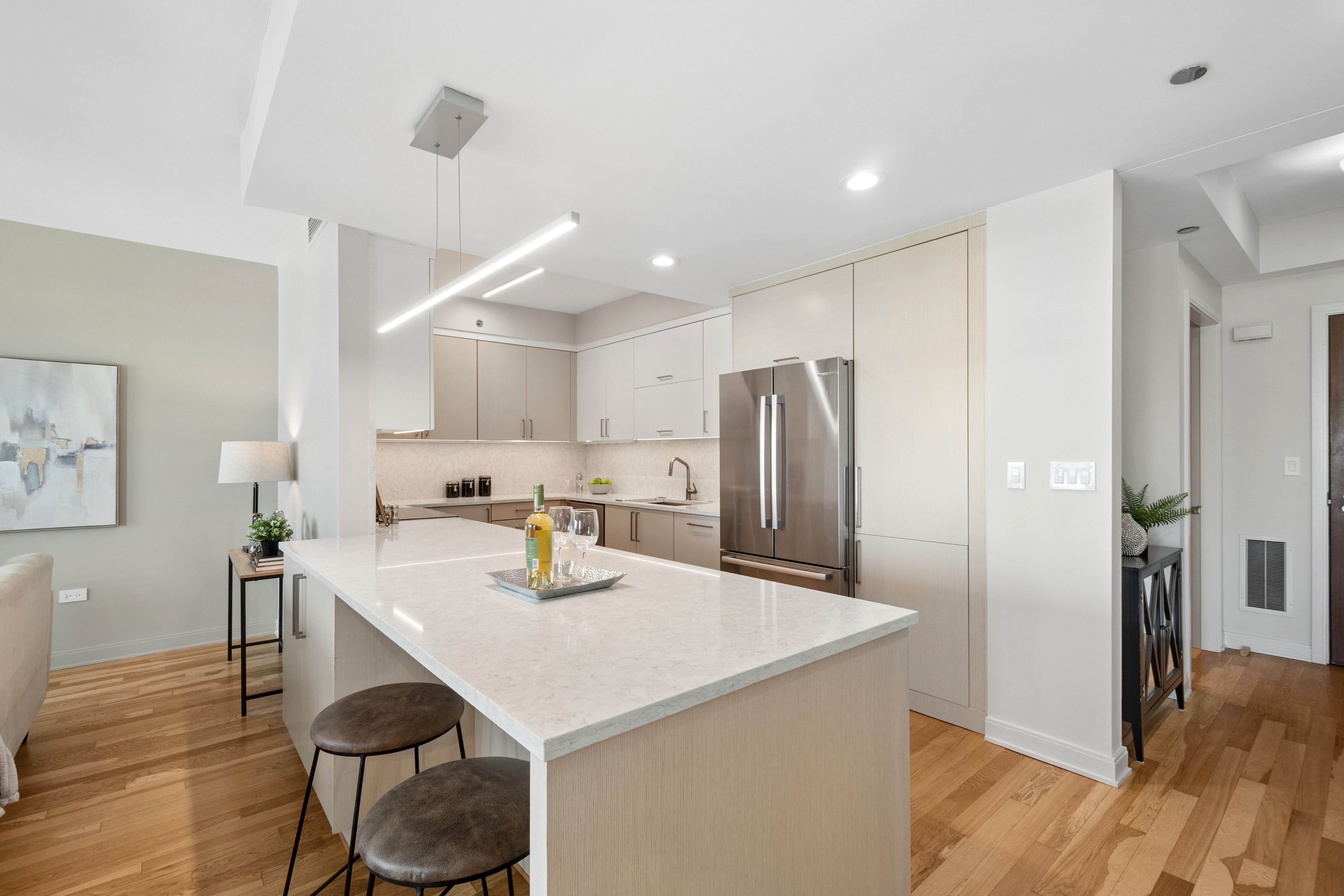  Spacious Living Room and Dining Area Overlook the Park, Lakefront and The Bean - 物件實景