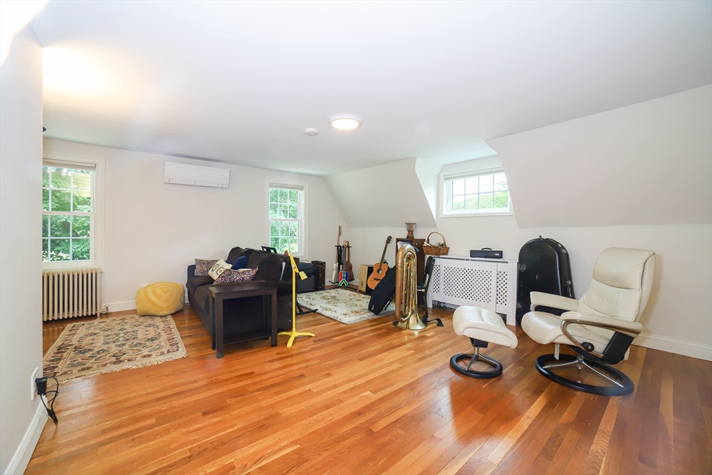 Worcester, Massachusetts, 01609, United States, 5 Bedrooms Bedrooms, ,4 BathroomsBathrooms,Residential,For Sale,1907639