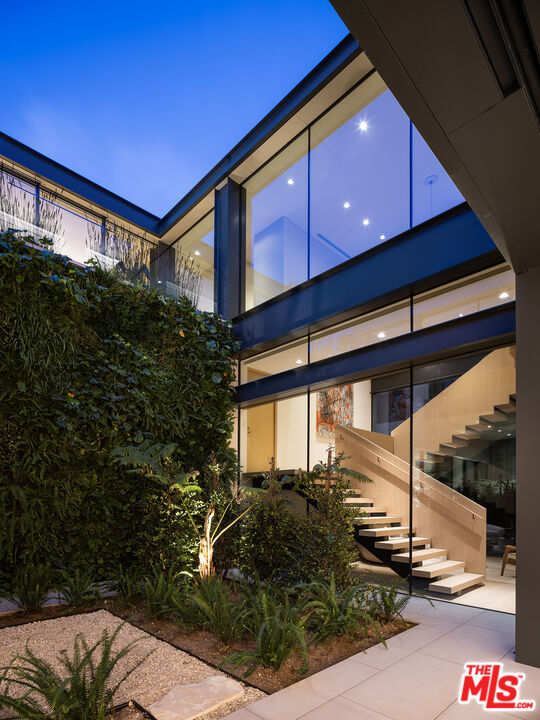 Los Angeles, California, 90069, United States, 7 Bedrooms Bedrooms, ,9 BathroomsBathrooms,Residential,For Sale,1925200