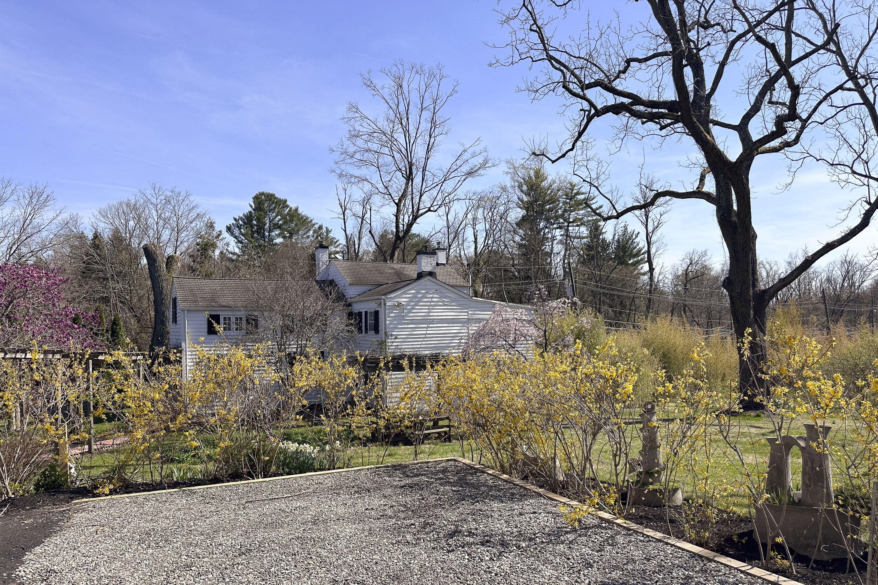  18th Century Charm and Captivating Grounds Edging Stony Brook - 物件實景