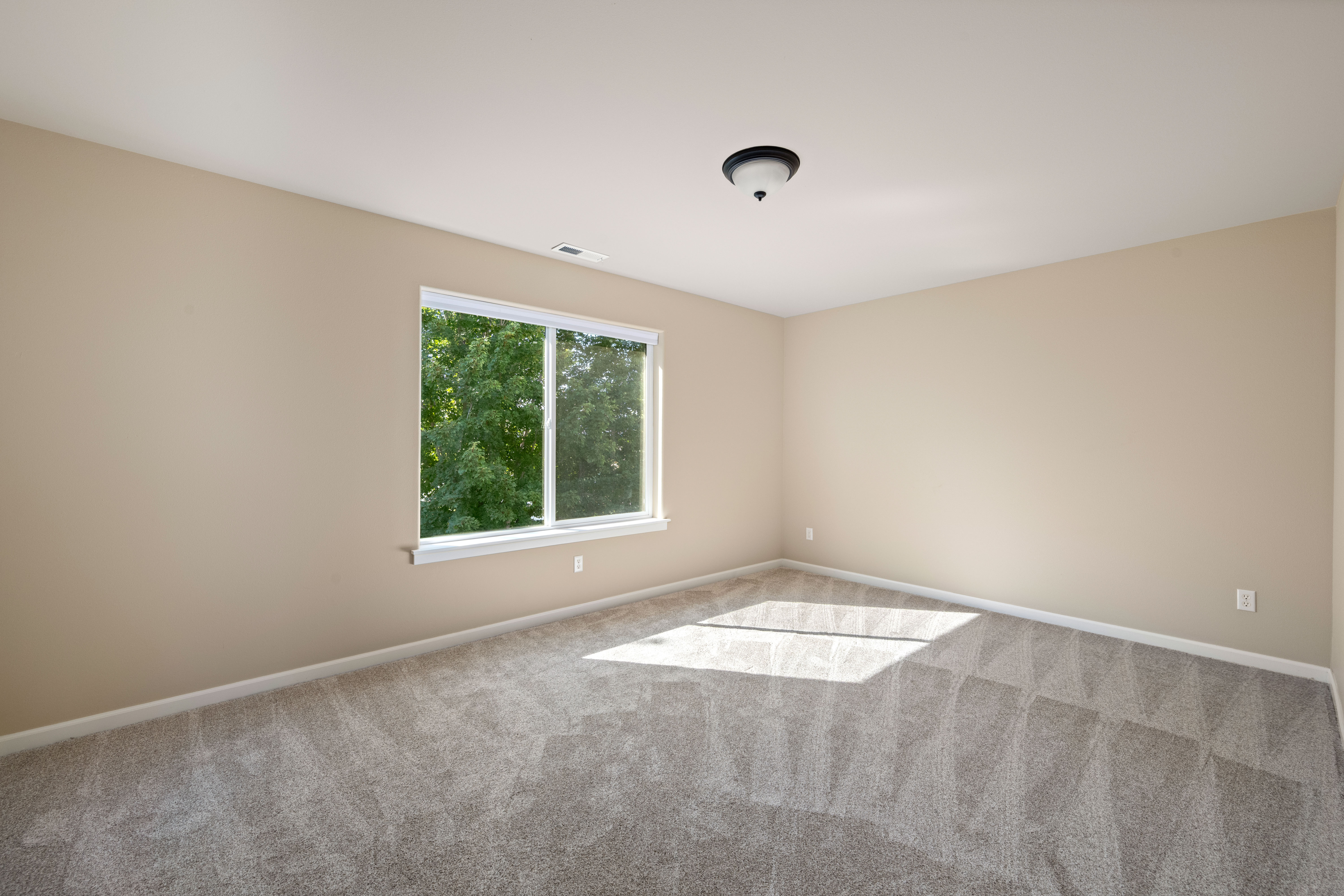  Nearly 3,600 Sq Ft of Possibilities - 物件實景