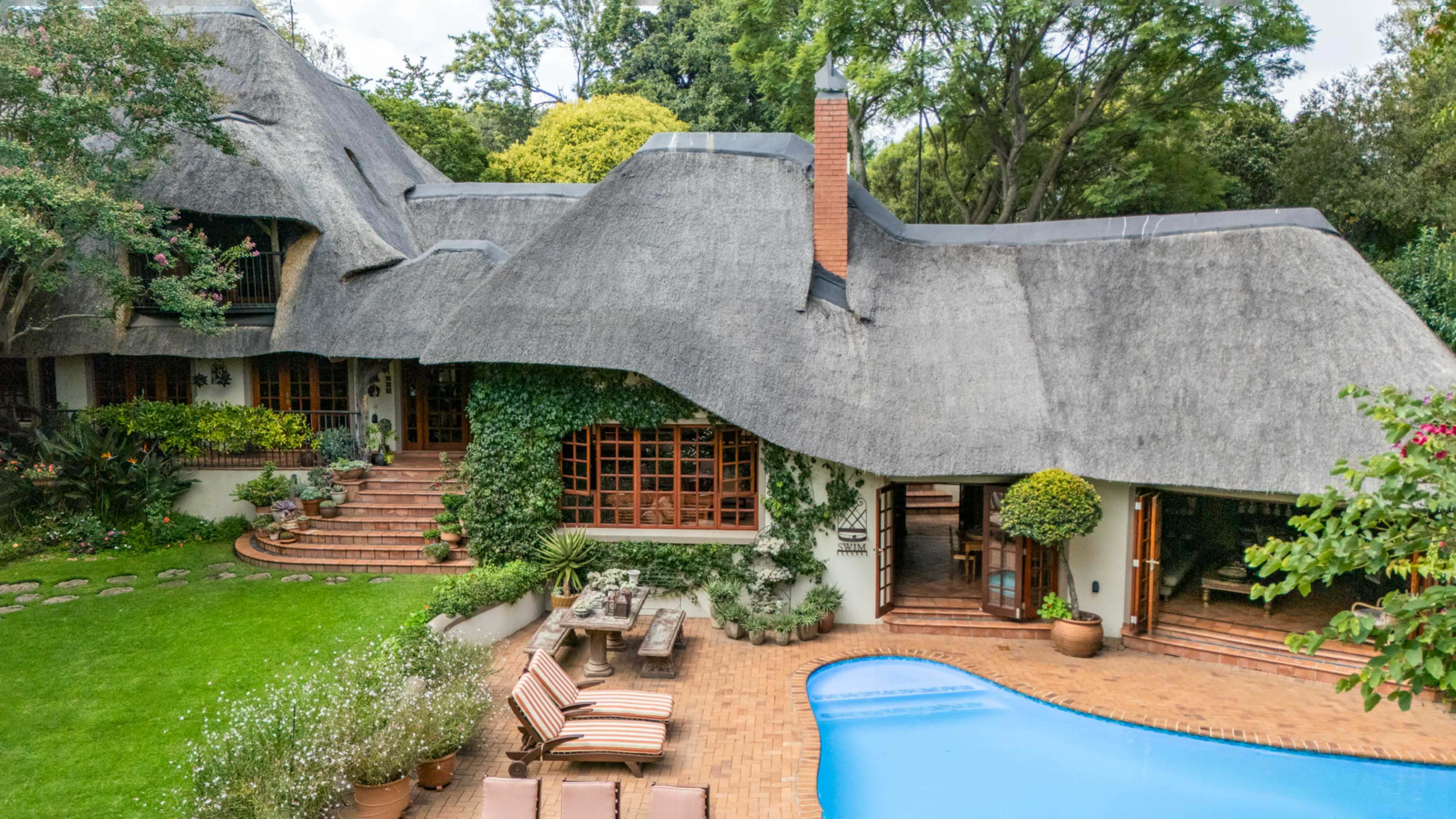  Modern Thatched Family Home For The Executive Buyer - 物件實景