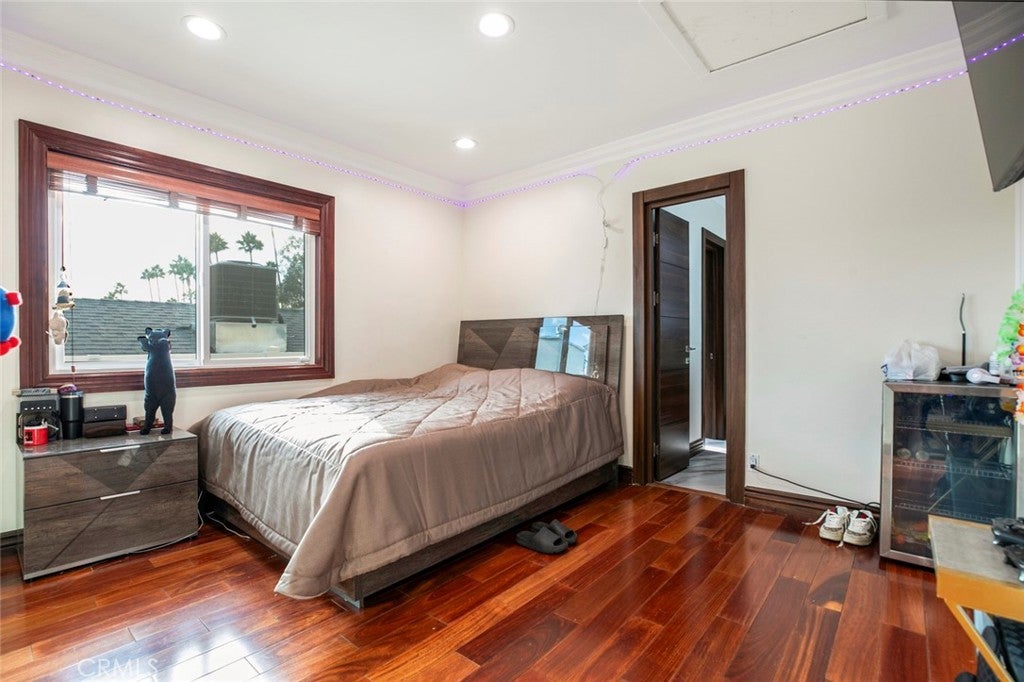 Glendale, California, 91201, United States, 4 Bedrooms Bedrooms, ,5 BathroomsBathrooms,Residential,For Sale,1969452