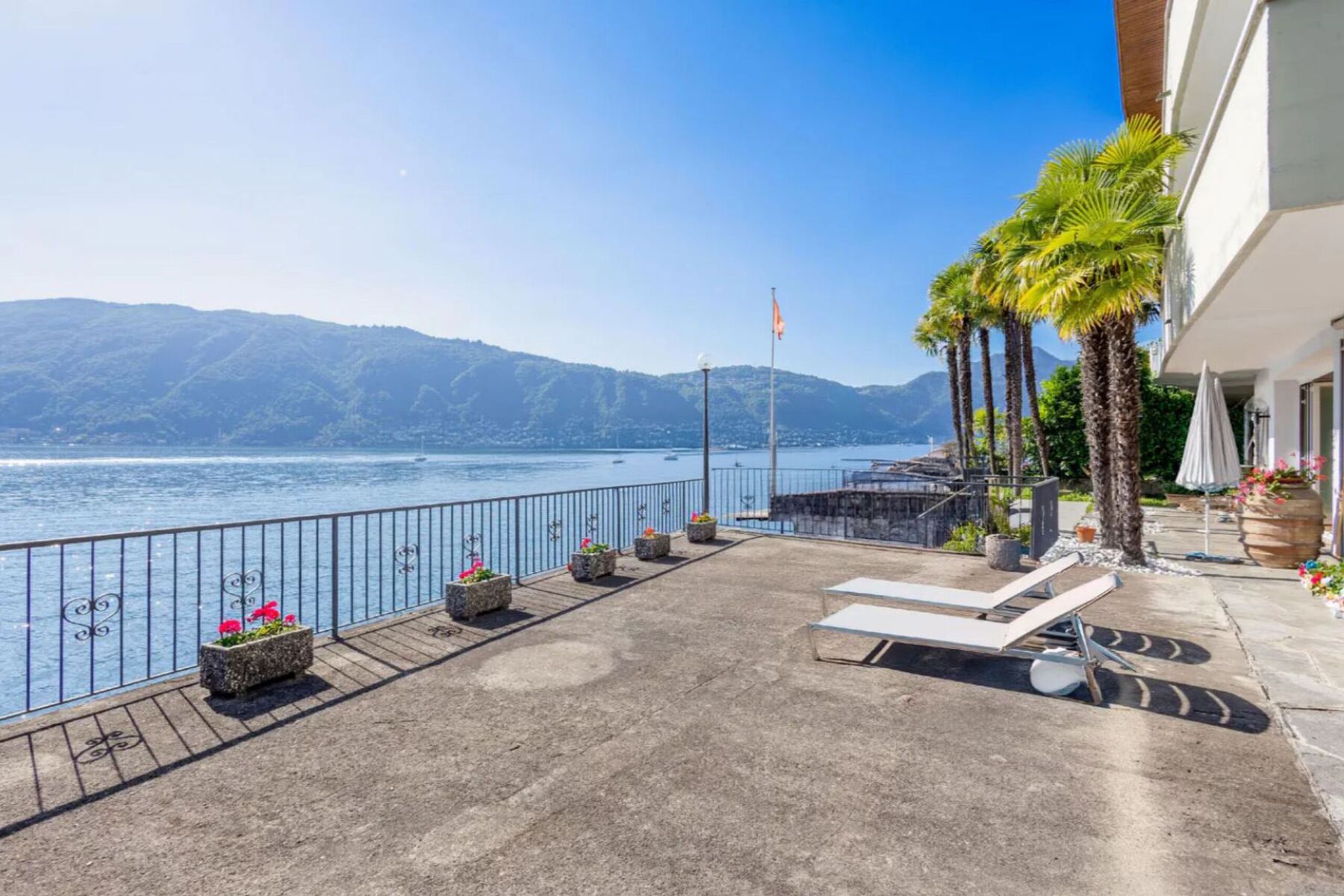  Lakefront villa with private dock - 物件實景