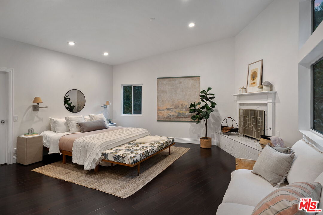 Los Angeles, California, 90046, United States, 3 Bedrooms Bedrooms, ,2 BathroomsBathrooms,Residential,For Sale,1910826