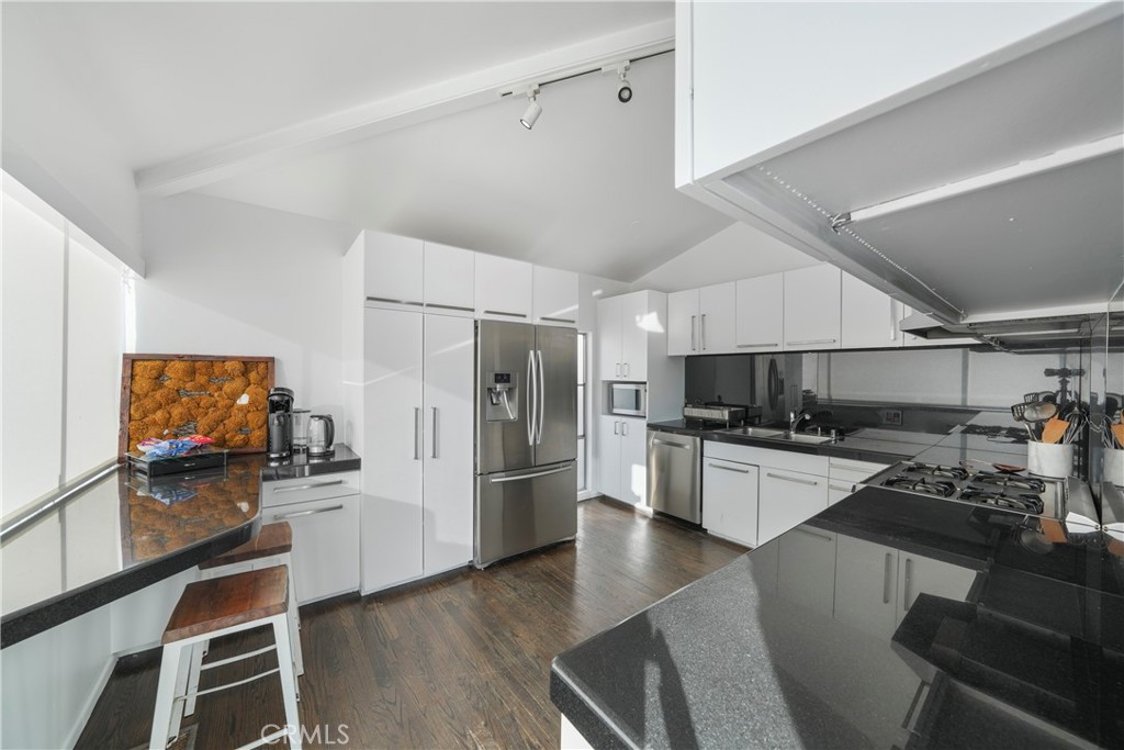 Los Angeles, California, 90069, United States, 3 Bedrooms Bedrooms, ,1 BathroomBathrooms,Residential,For Sale,1897836