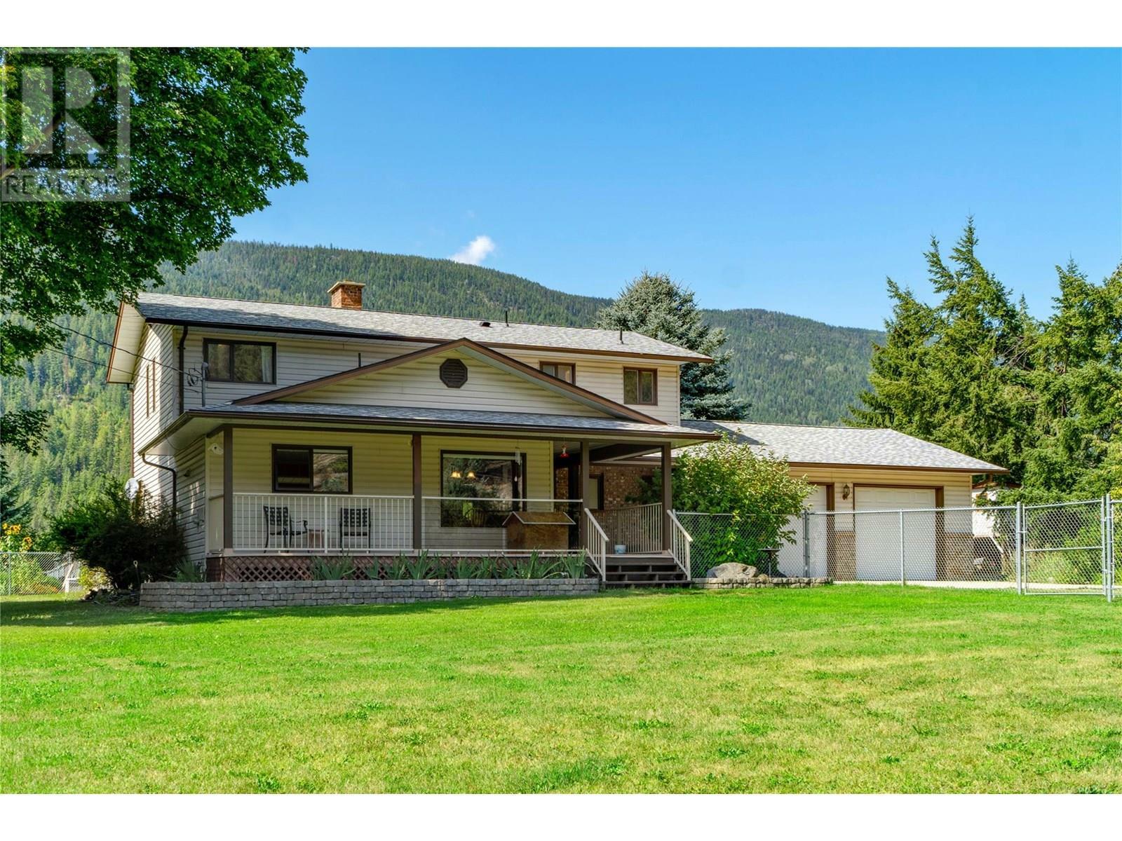 CASTLEGAR, British Columbia, V1N 4S6, CA, 4 Bedrooms Bedrooms, ,3 BathroomsBathrooms,Residential,For Sale,1859816