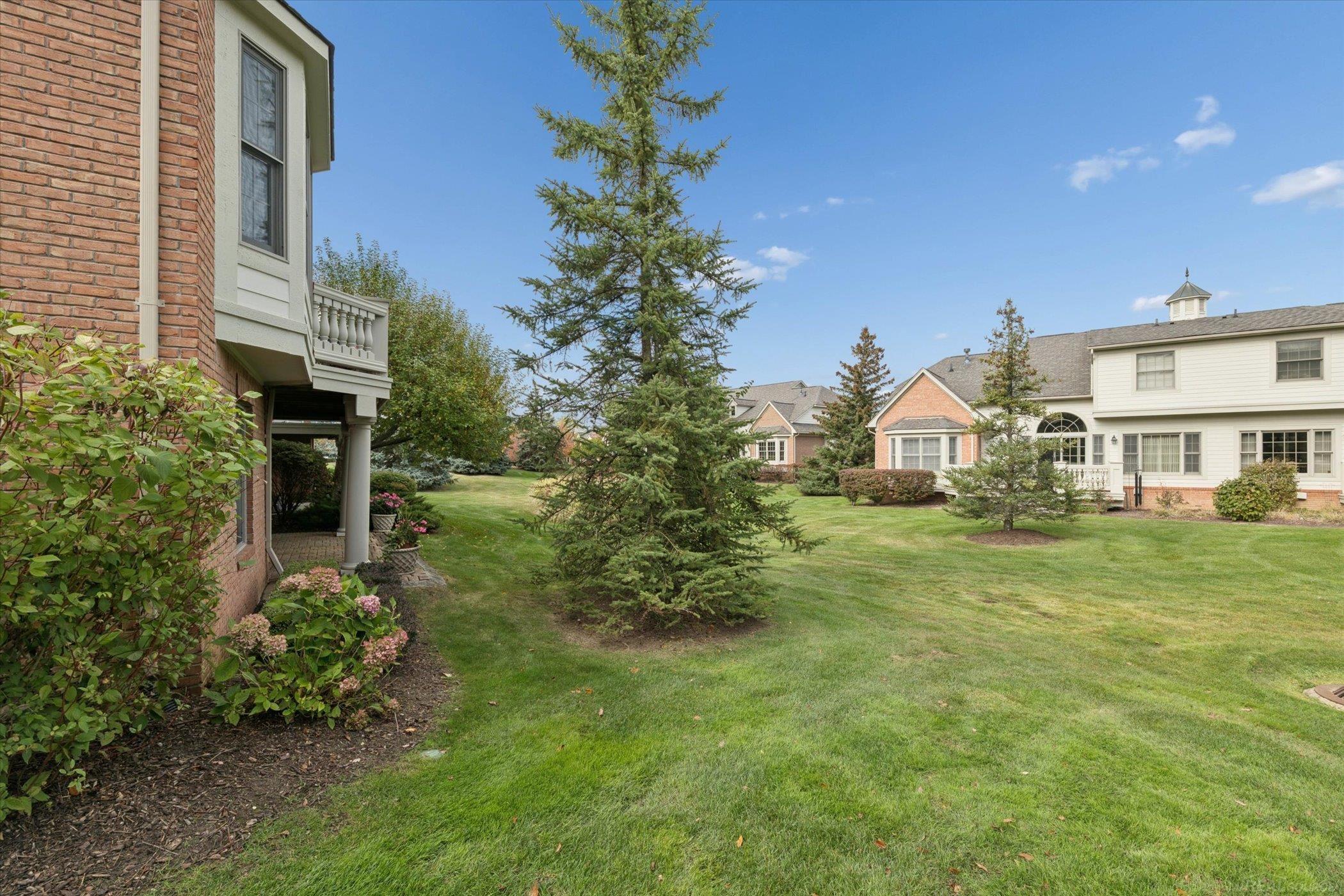 Oakland Twp, Michigan, 48306, United States, 2 Bedrooms Bedrooms, ,4 BathroomsBathrooms,Residential,For Sale,1984320