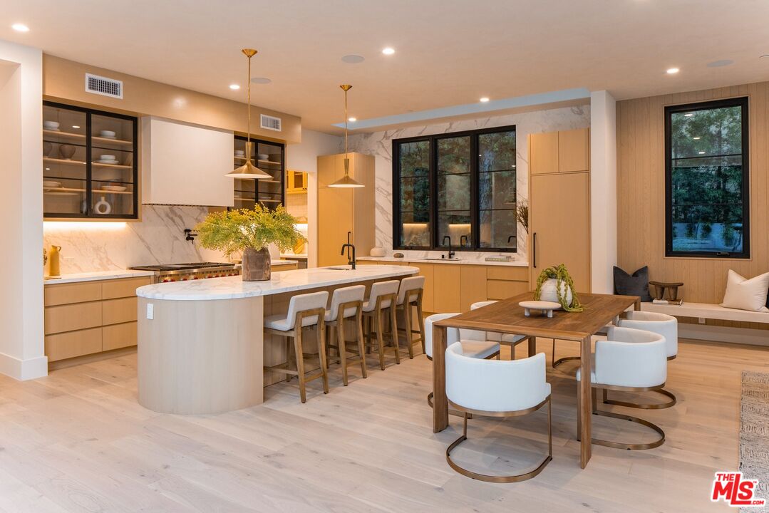 Los Angeles, California, 90049, United States, 5 Bedrooms Bedrooms, ,3 BathroomsBathrooms,Residential,For Sale,1839044