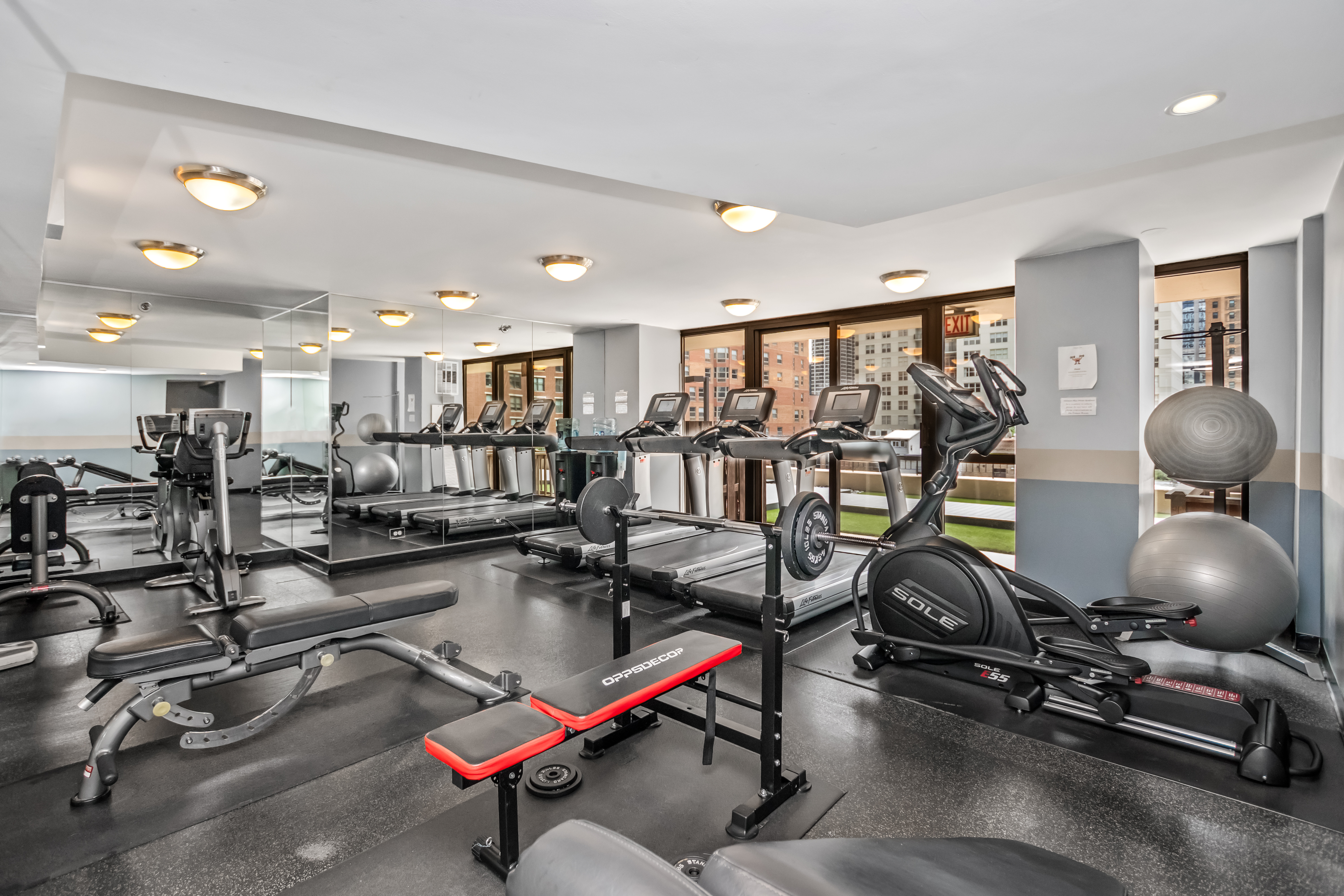  Experience Elevated City Living in this Spacious Southwest Corner Condo - 物件實景