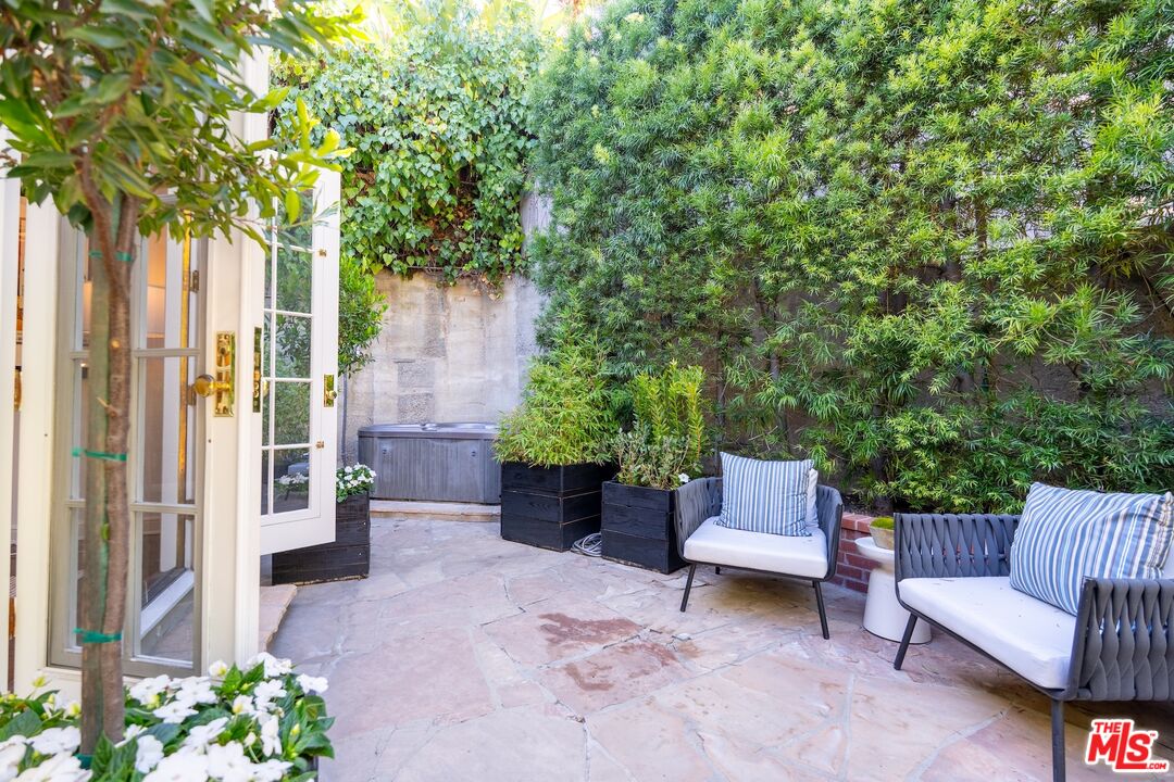 Los Angeles, California, 90046, United States, 3 Bedrooms Bedrooms, ,3 BathroomsBathrooms,Residential,For Sale,1906693