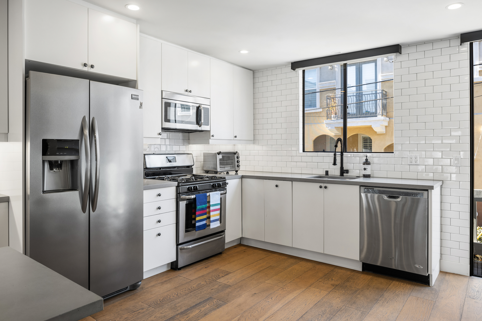 Los Angeles, California, 90025, United States, 2 Bedrooms Bedrooms, ,3 BathroomsBathrooms,Residential,For Sale,1860542