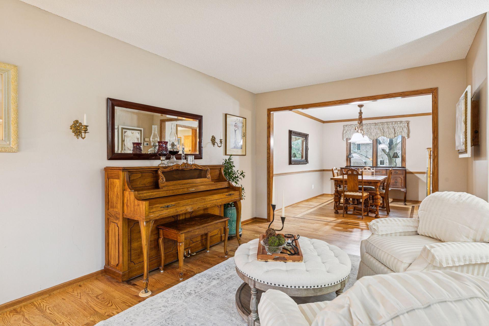 Woodbury, Minnesota, 55129, United States, 5 Bedrooms Bedrooms, ,3 BathroomsBathrooms,Residential,For Sale,1998443