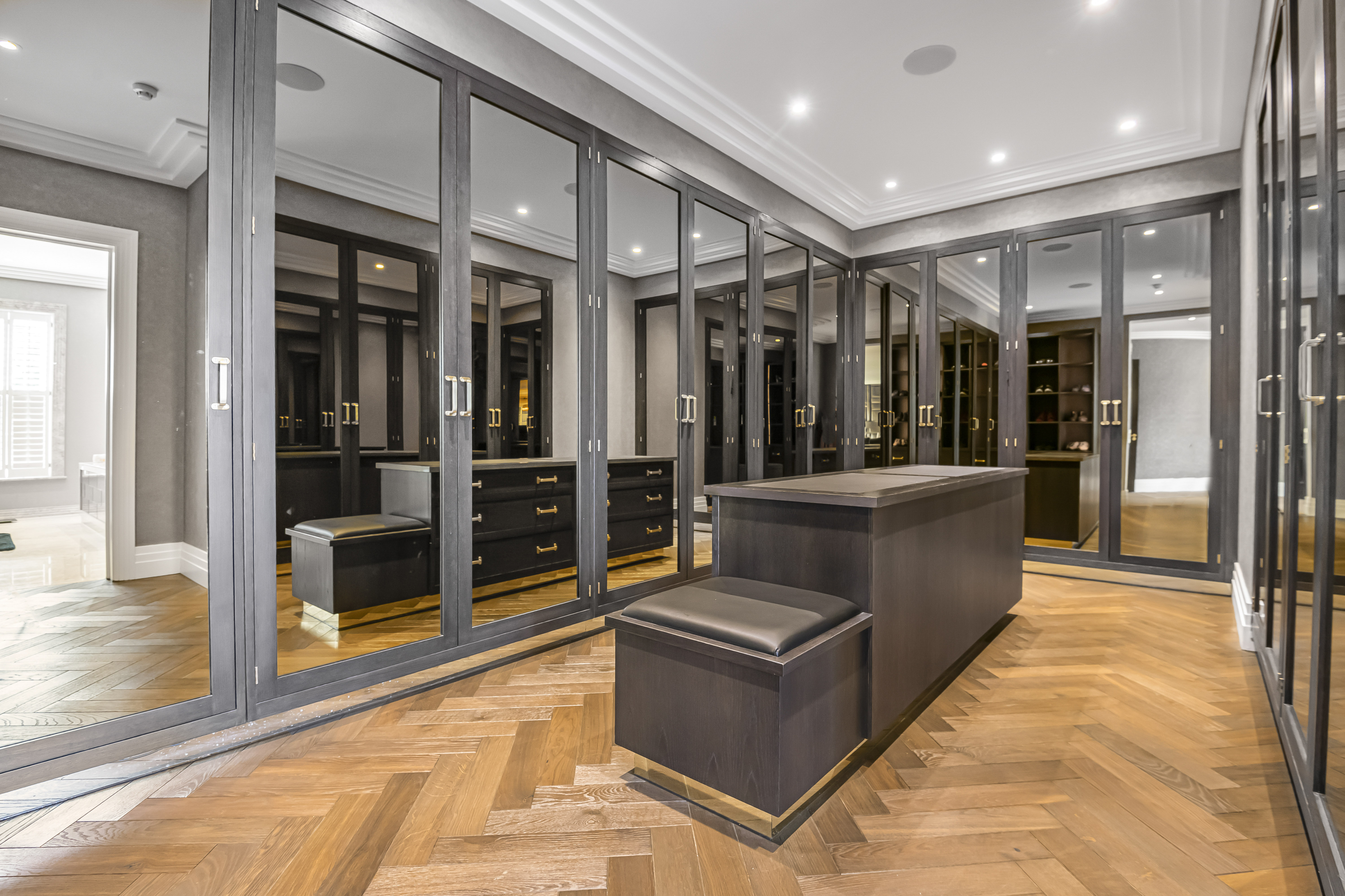  Luxury amenities and an abundance of space in this gated home - 物件實景