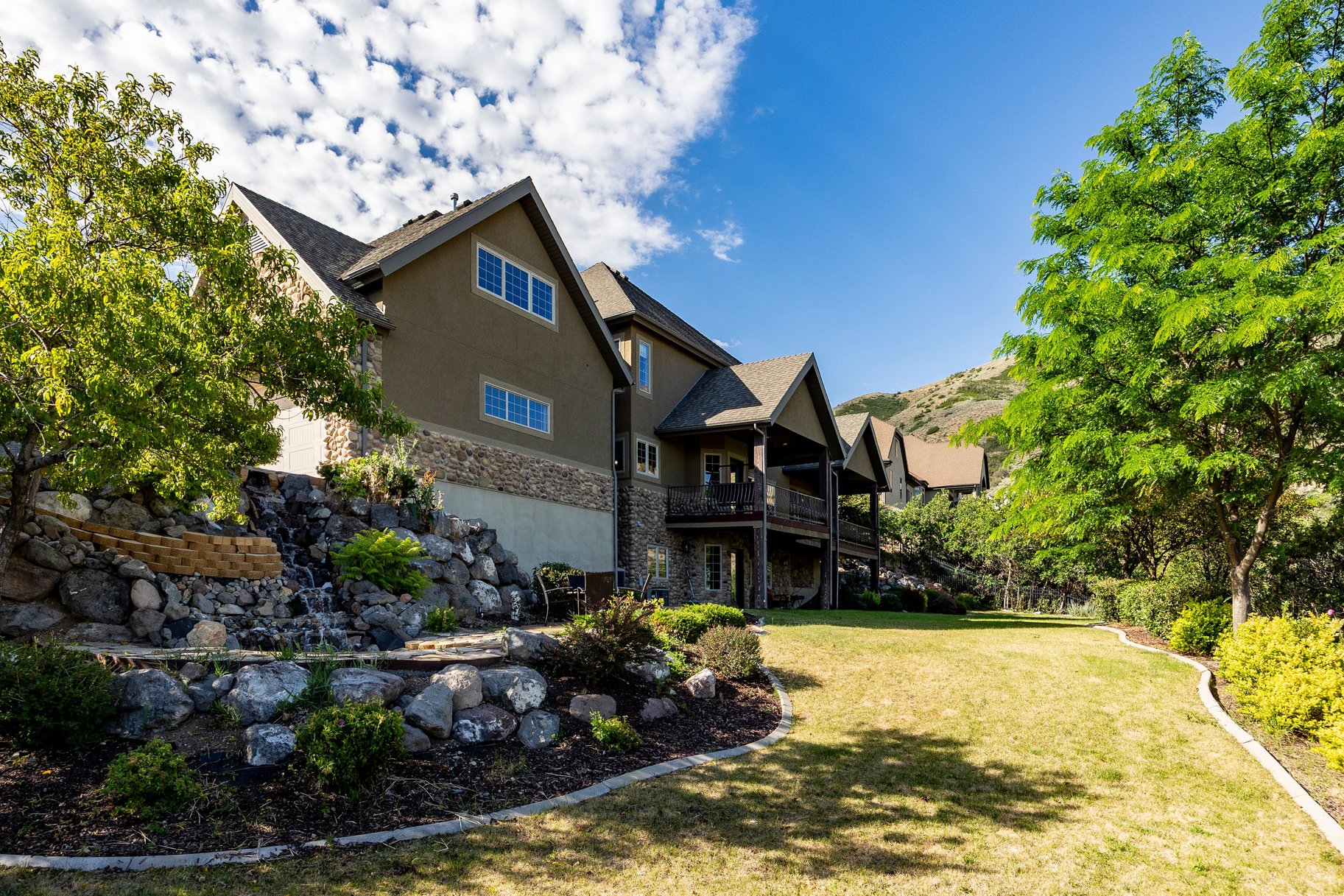  Mountain Views, Trail Access & Luxury East Bench Living - 物件實景