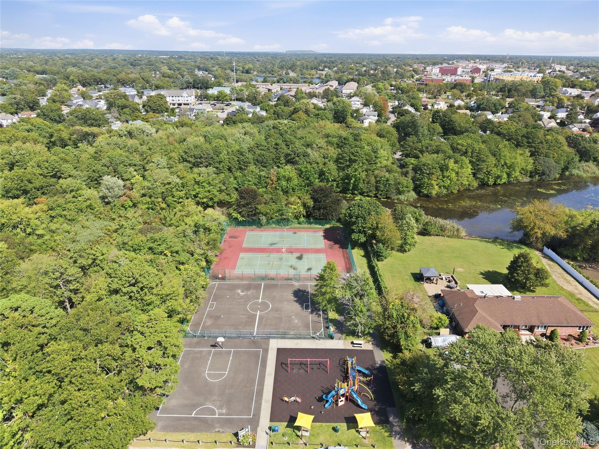  139 N Summit Avenue, Patchogue, NY, 11772 - 物件實景