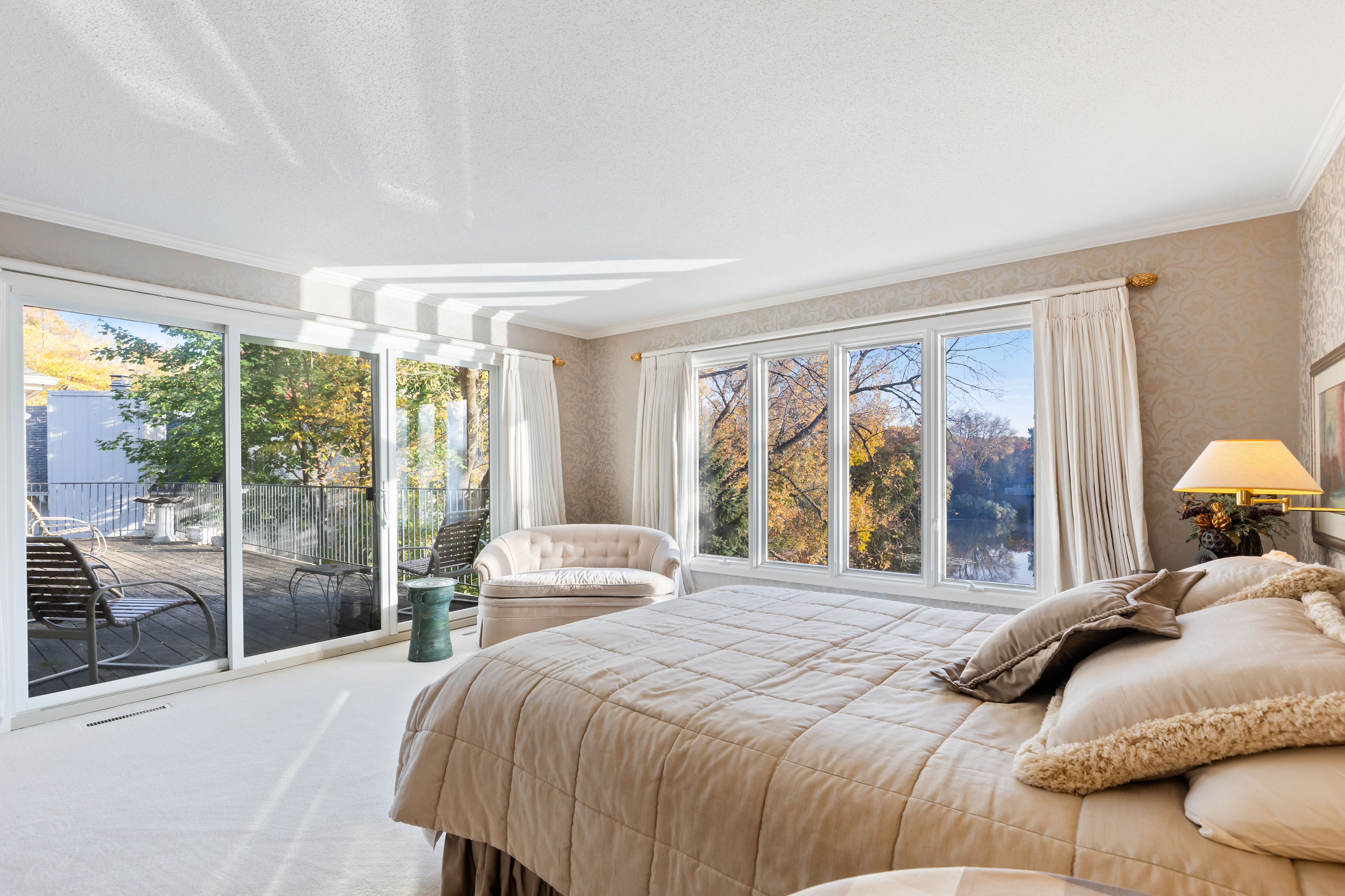  Distinctive Architecture Meets Peaceful Pond Views - 物件實景