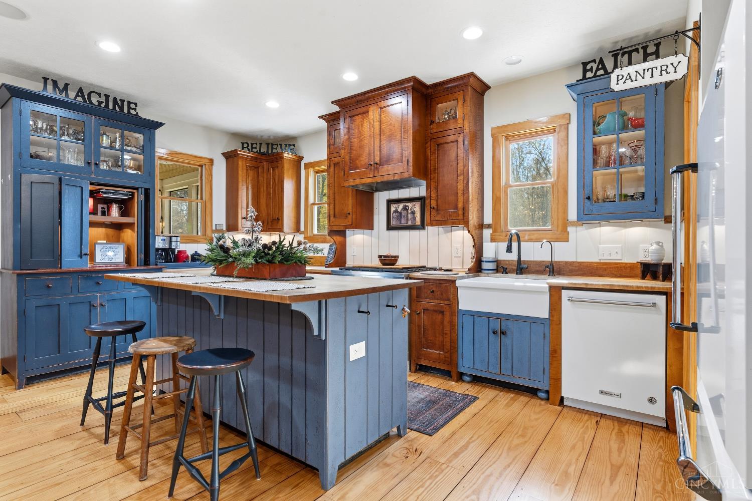 Wilmington, Ohio, 45177, United States, 6 Bedrooms Bedrooms, ,4 BathroomsBathrooms,Residential,For Sale,1989066