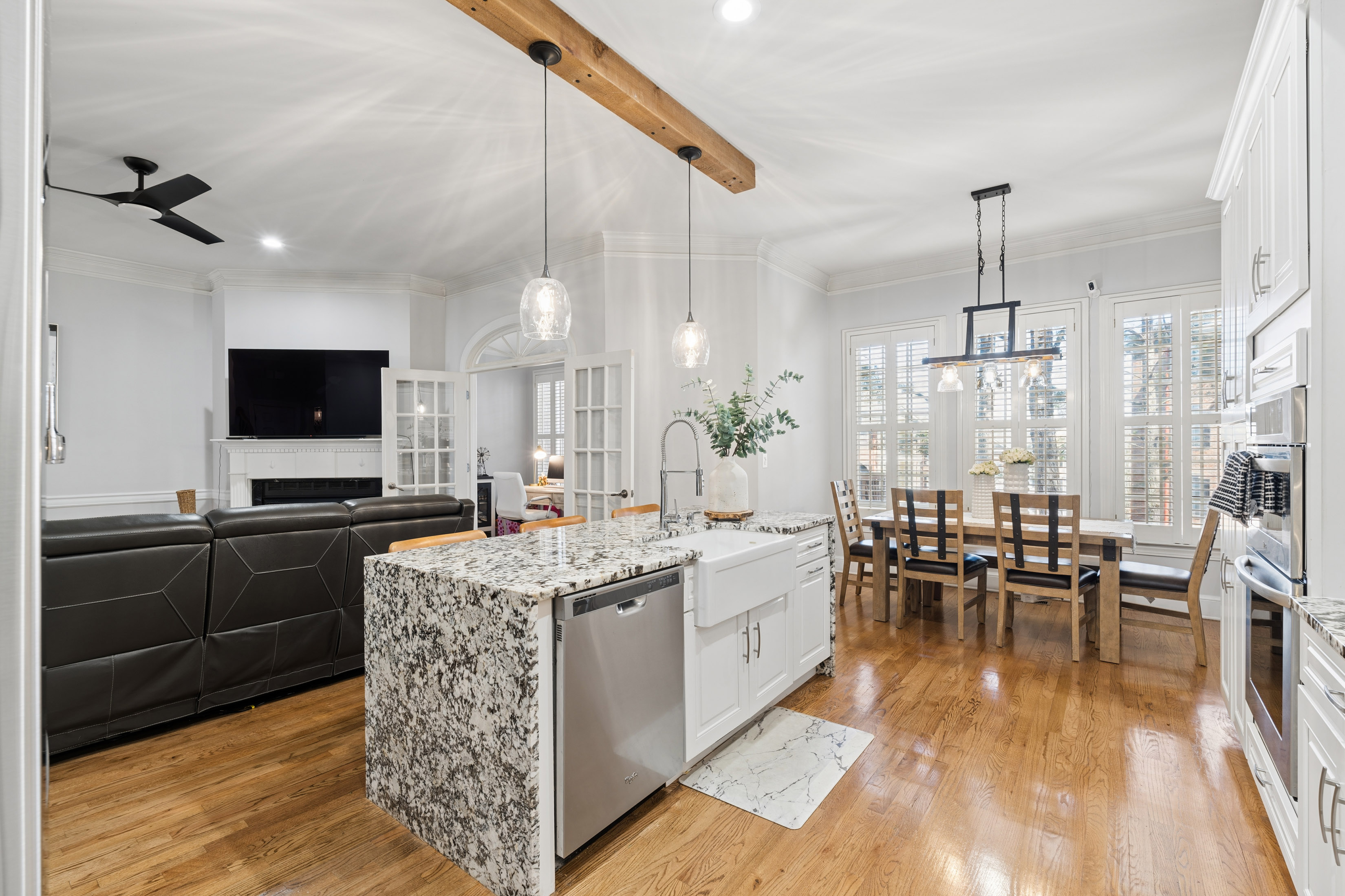  Elegant and Light-filled Townhome in Gated Olde Ivy at Vinings Community - 物件實景