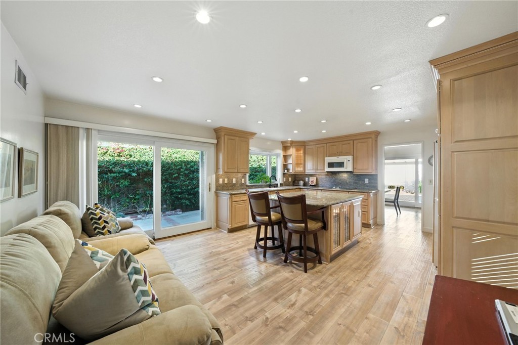 Huntington Beach, California, 92649, United States, 3 Bedrooms Bedrooms, ,2 BathroomsBathrooms,Residential,For Sale,1901956