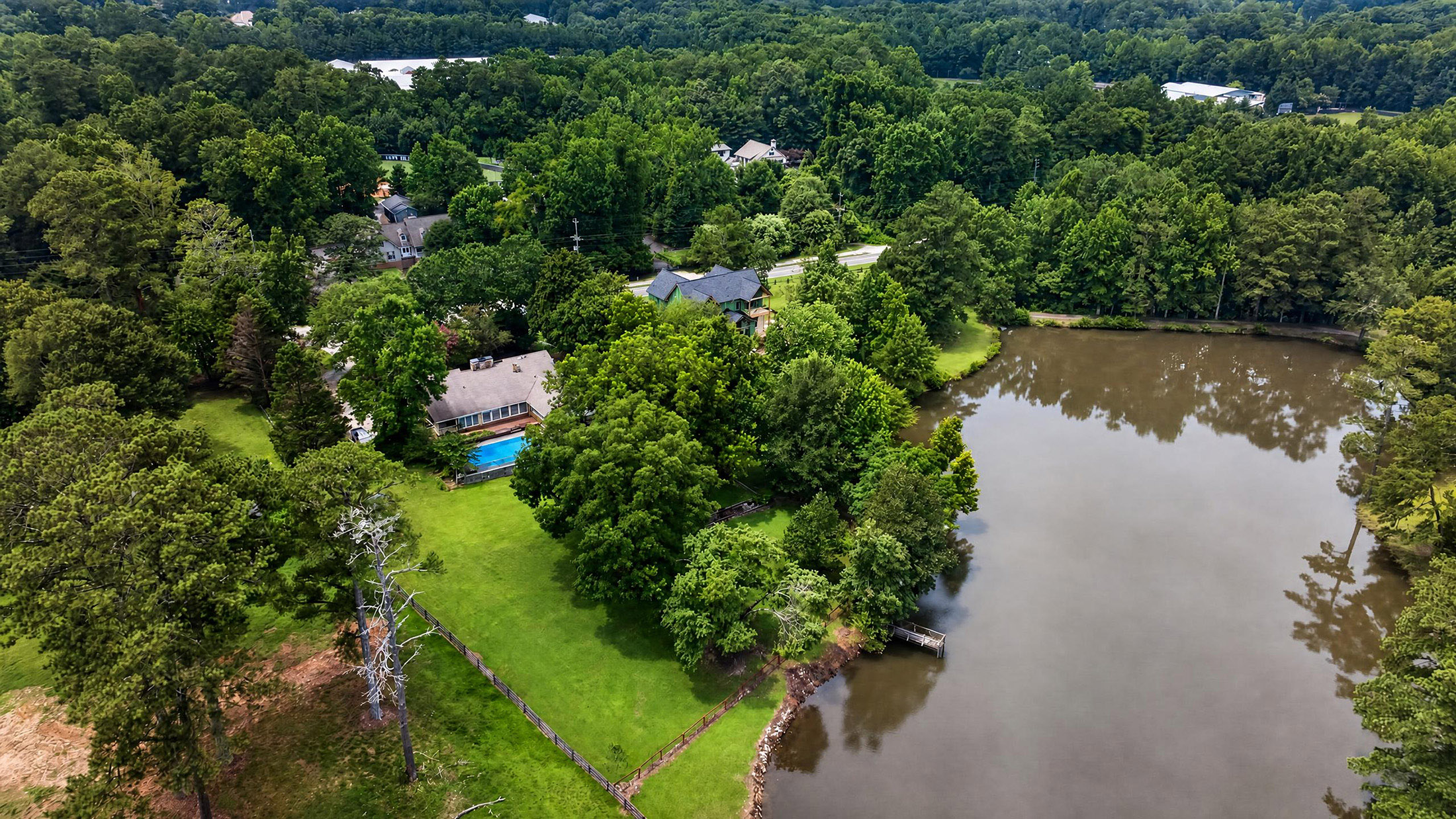  Nestled on Nearly Two Private Acres Overlooking a Picturesque Pond - 物件實景