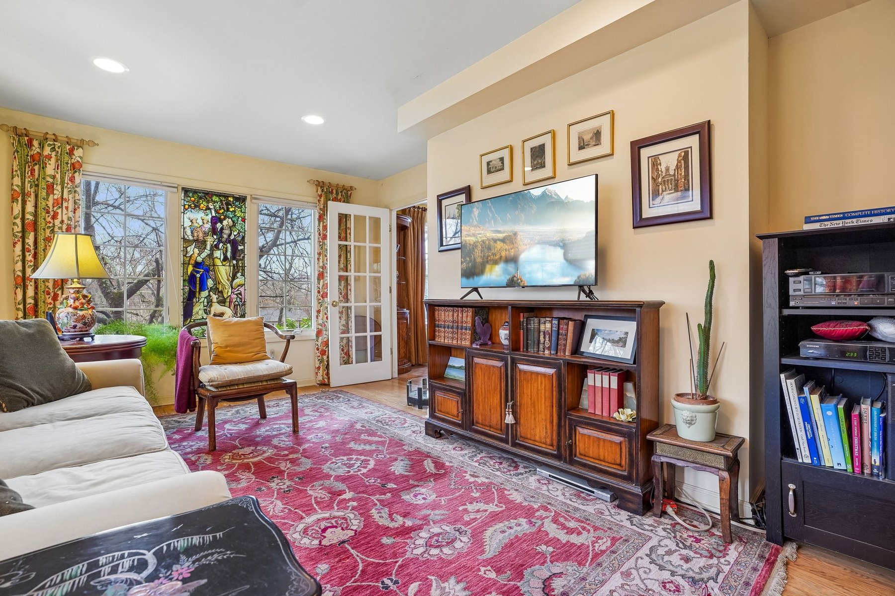  Classic Center Hall Colonial Privately Set on 1.2 Acres - 物件實景