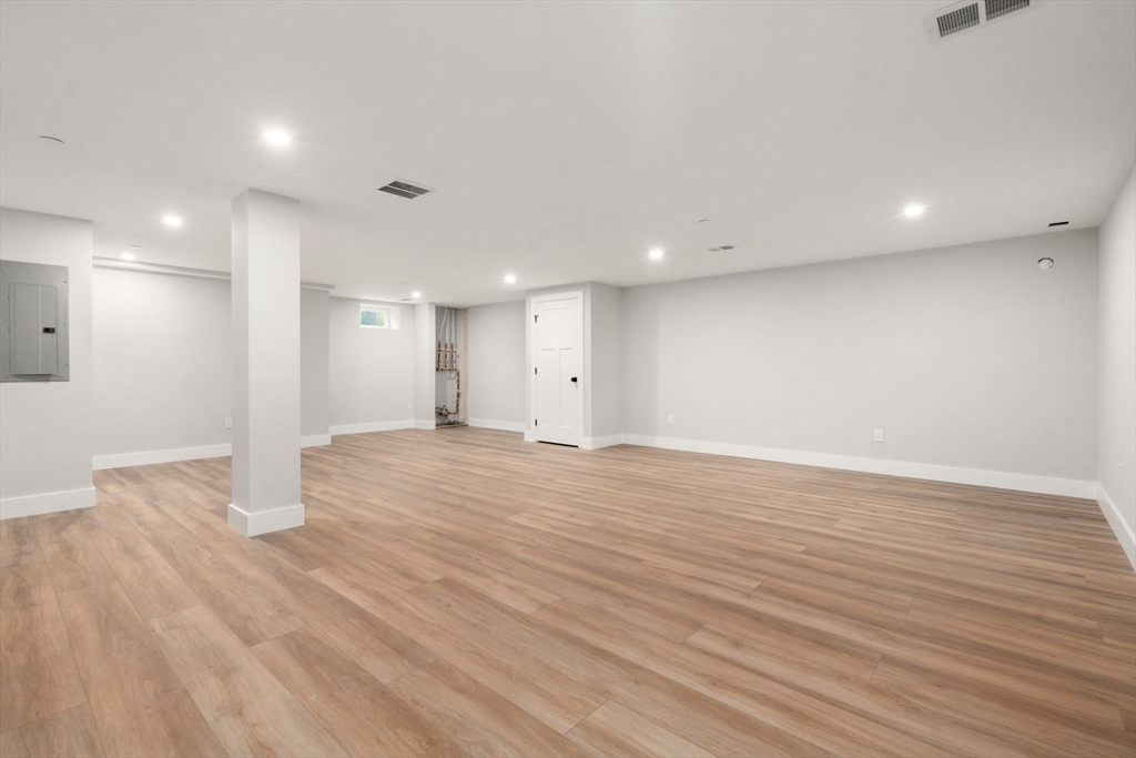 Wellesley, Massachusetts, 02482, United States, 3 Bedrooms Bedrooms, ,4 BathroomsBathrooms,Residential,For Sale,1990974