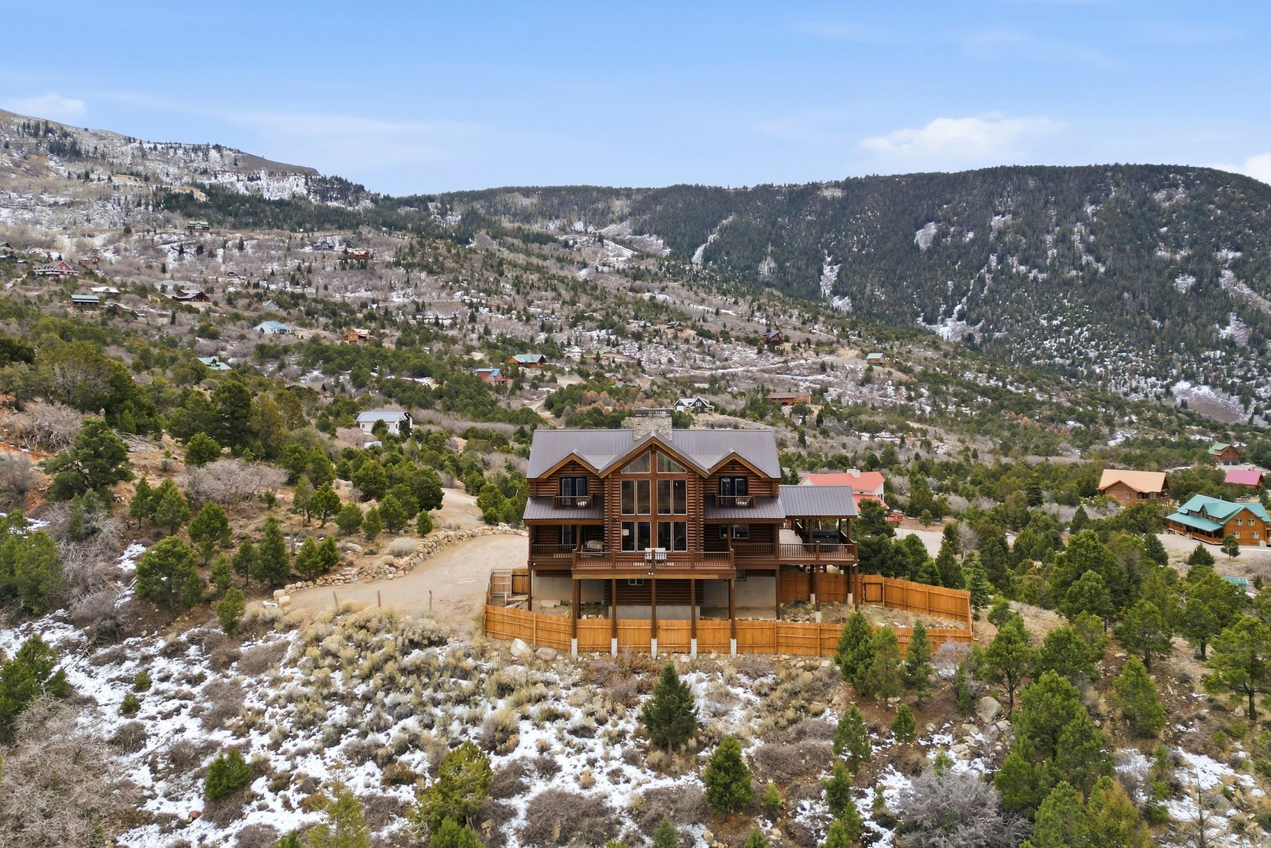  Renovated Log Cabin in Cedar Highlands with Wraparound Deck & Mountain Views - 物件實景