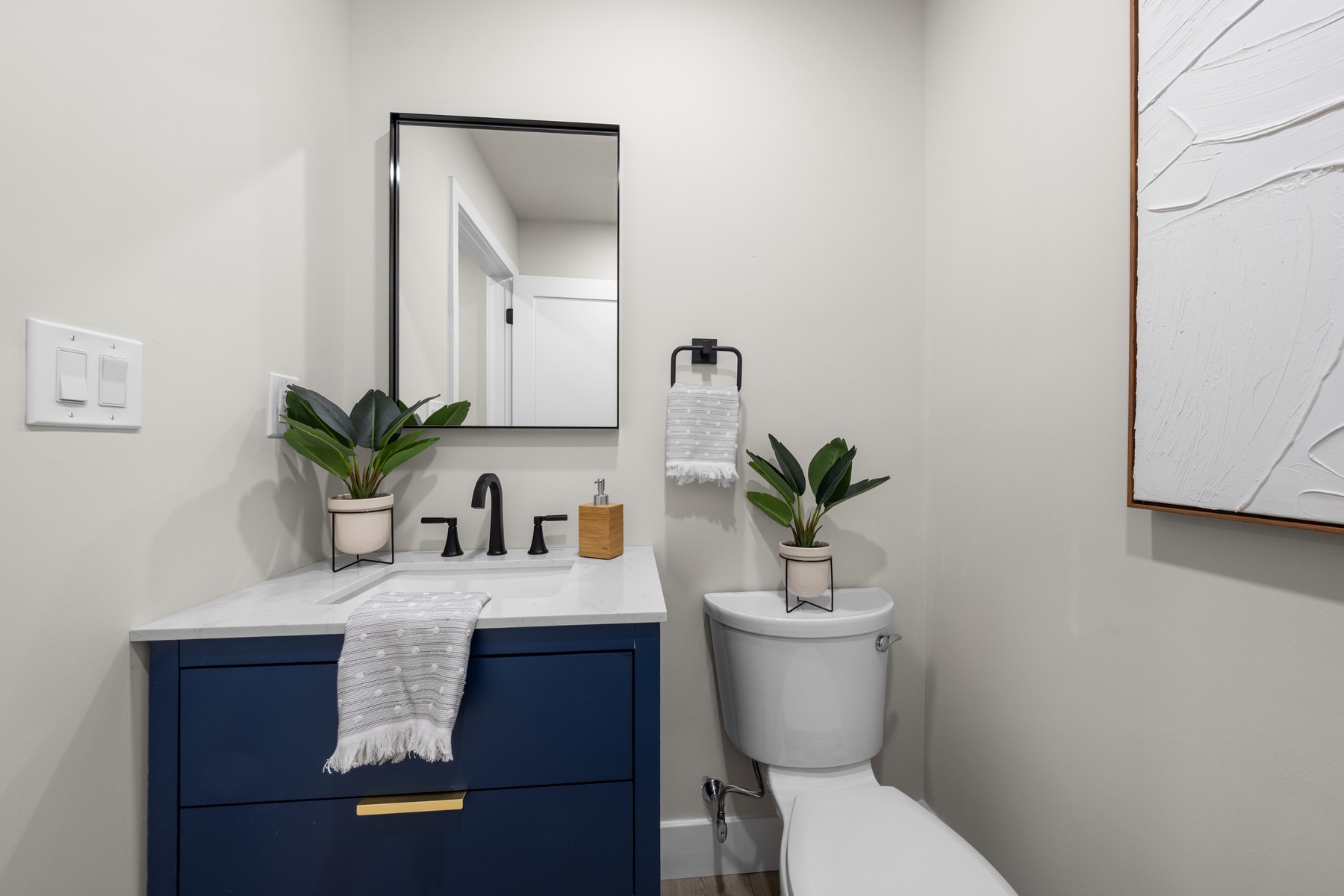  323 E Oak Avenue #202 - 物件實景