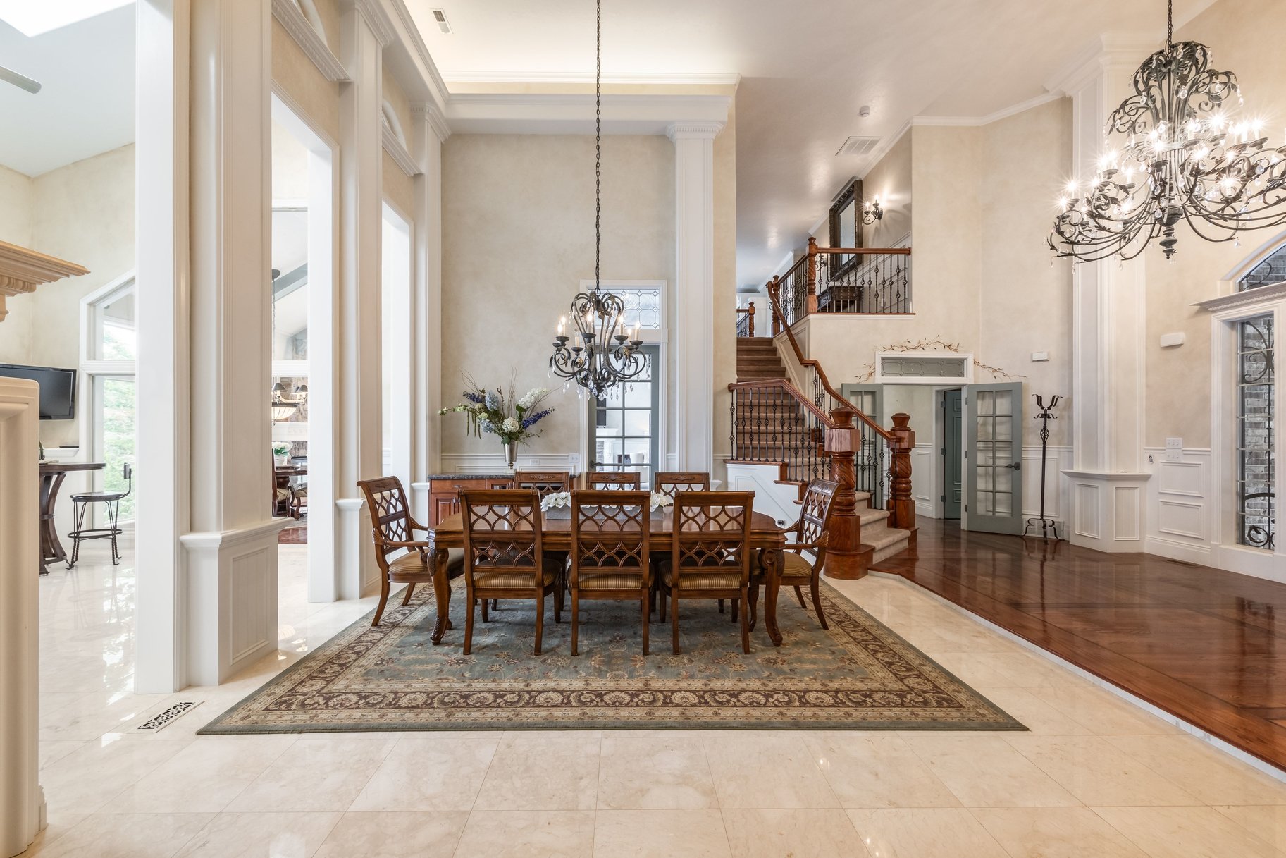  Stately Gated-Community Estate on Nearly Half an Acre: Vaulted Ceilings, Valley - 物件實景
