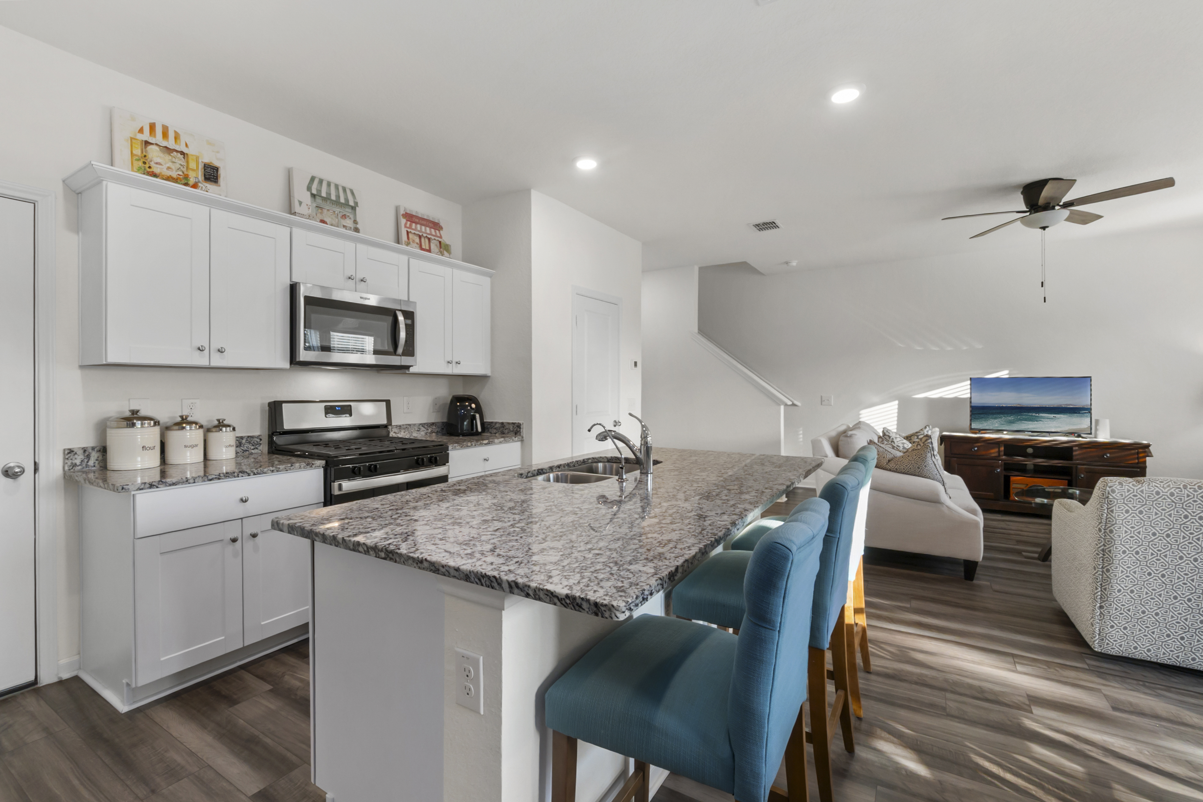  Spacious Living with Modern Upgrades - 物件實景
