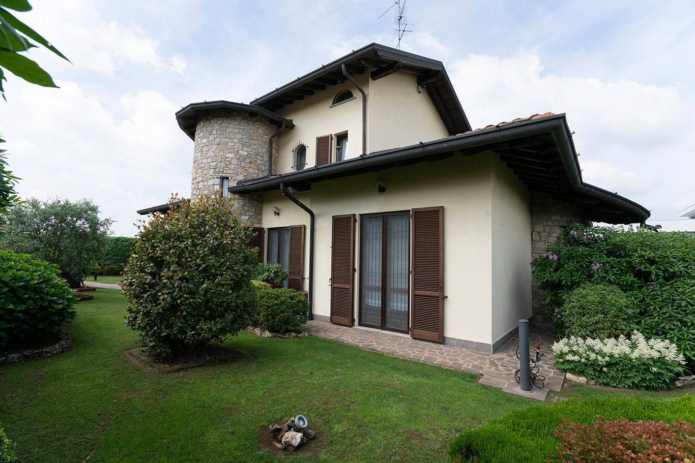 Usmate Velate, Monza e Brianza, 20040, IT, 3 Bedrooms Bedrooms, ,4 BathroomsBathrooms,Residential,For Sale,1838025