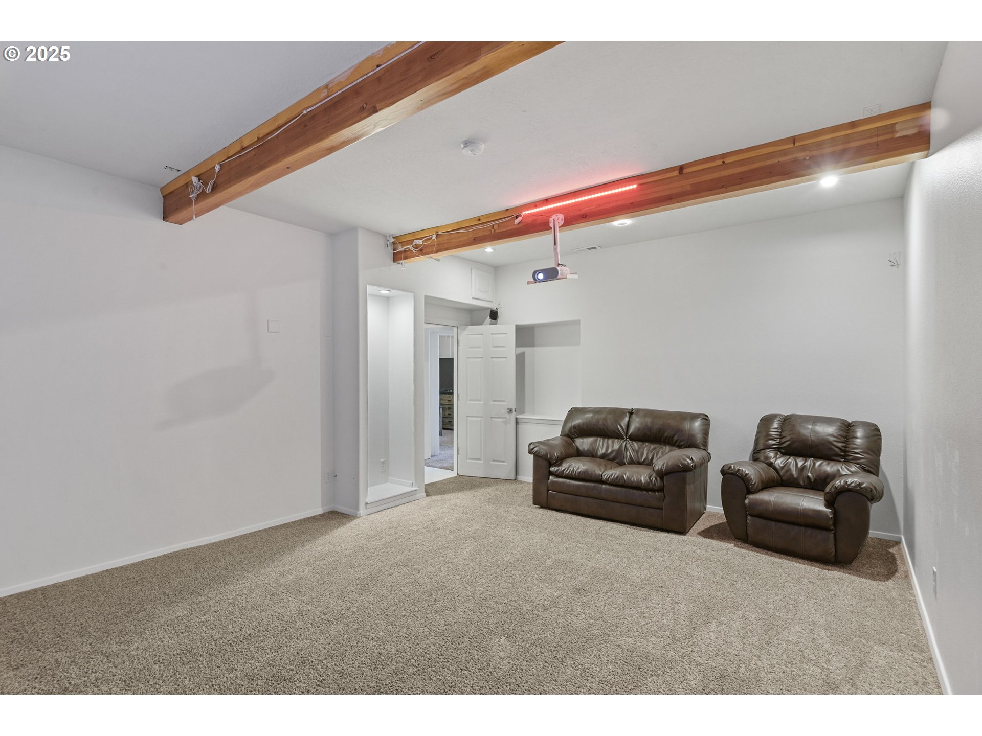 Vancouver, Washington, 98686, United States, 6 Bedrooms Bedrooms, ,3 BathroomsBathrooms,Residential,For Sale,1989368