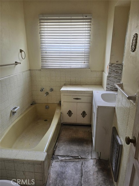 Los Angeles, California, 90047, United States, 2 Bedrooms Bedrooms, ,1 BathroomBathrooms,Residential,For Sale,1935031